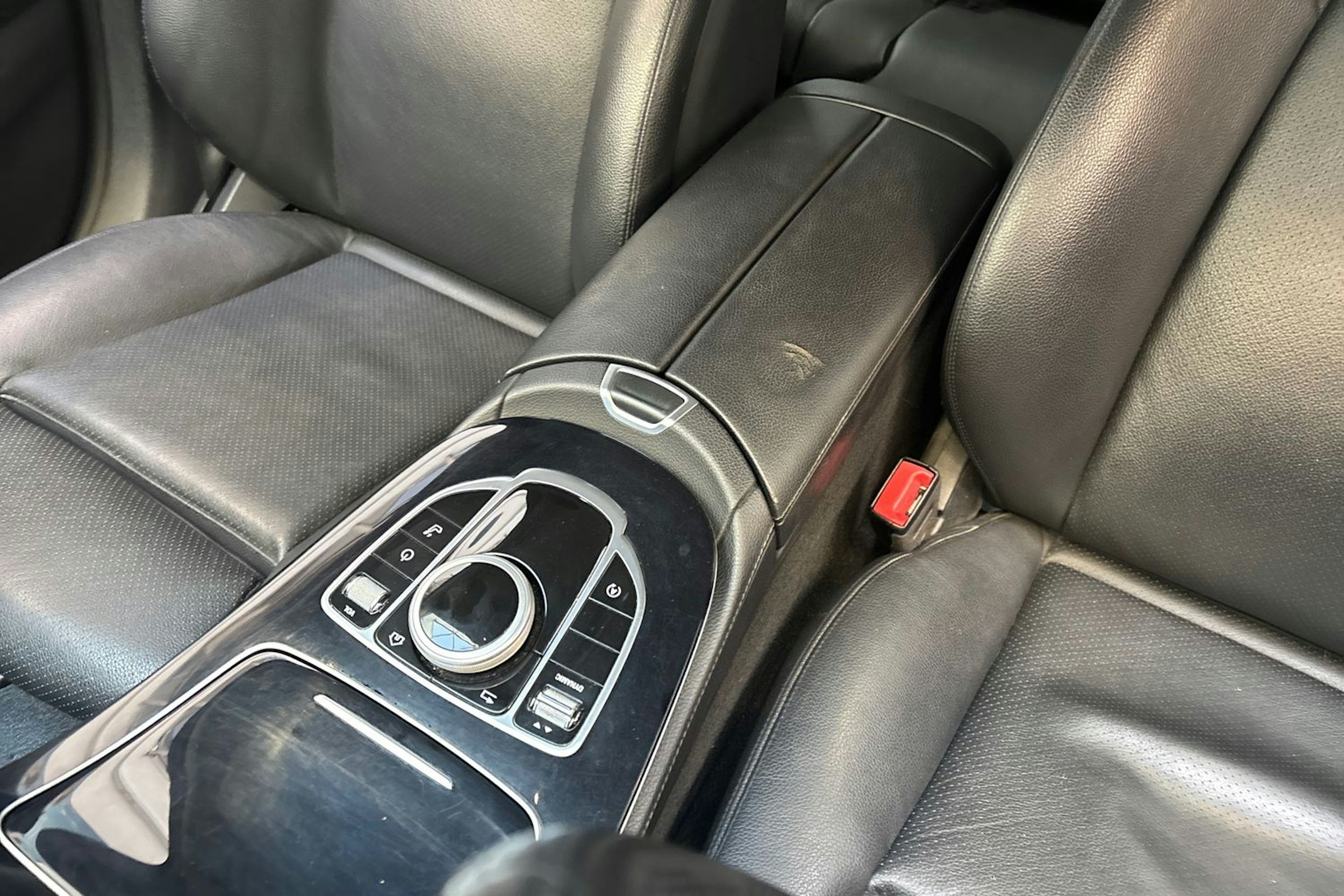 musta Mercedes-Benz E 2018 kuva 27.