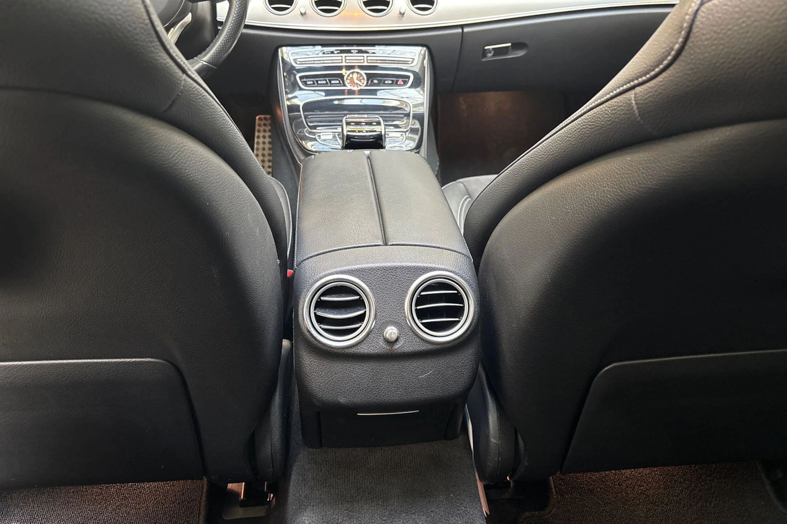 musta Mercedes-Benz E 2018 kuva 17.