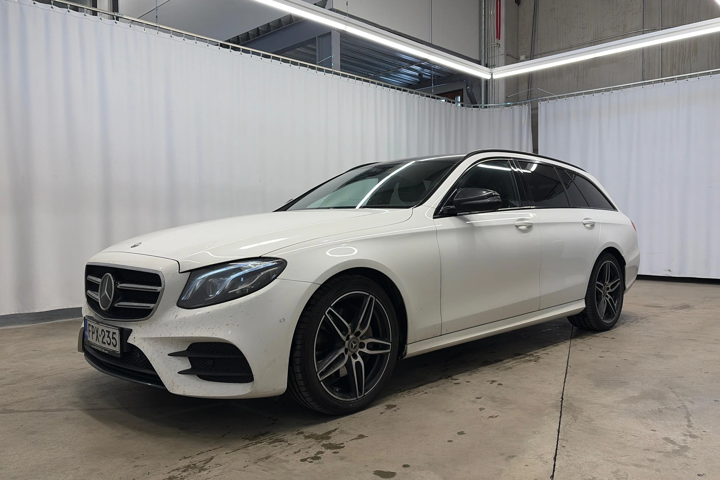 valkoinen Mercedes-Benz E 2018 kuva 3.