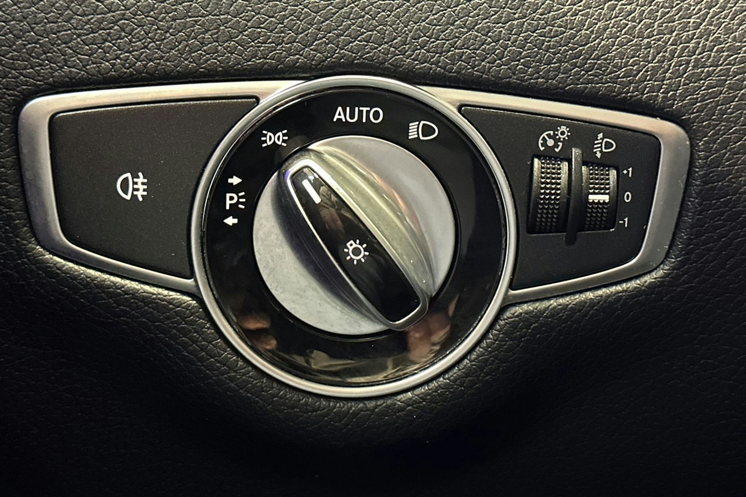 harmaa Mercedes-Benz E 2018 kuva 13.