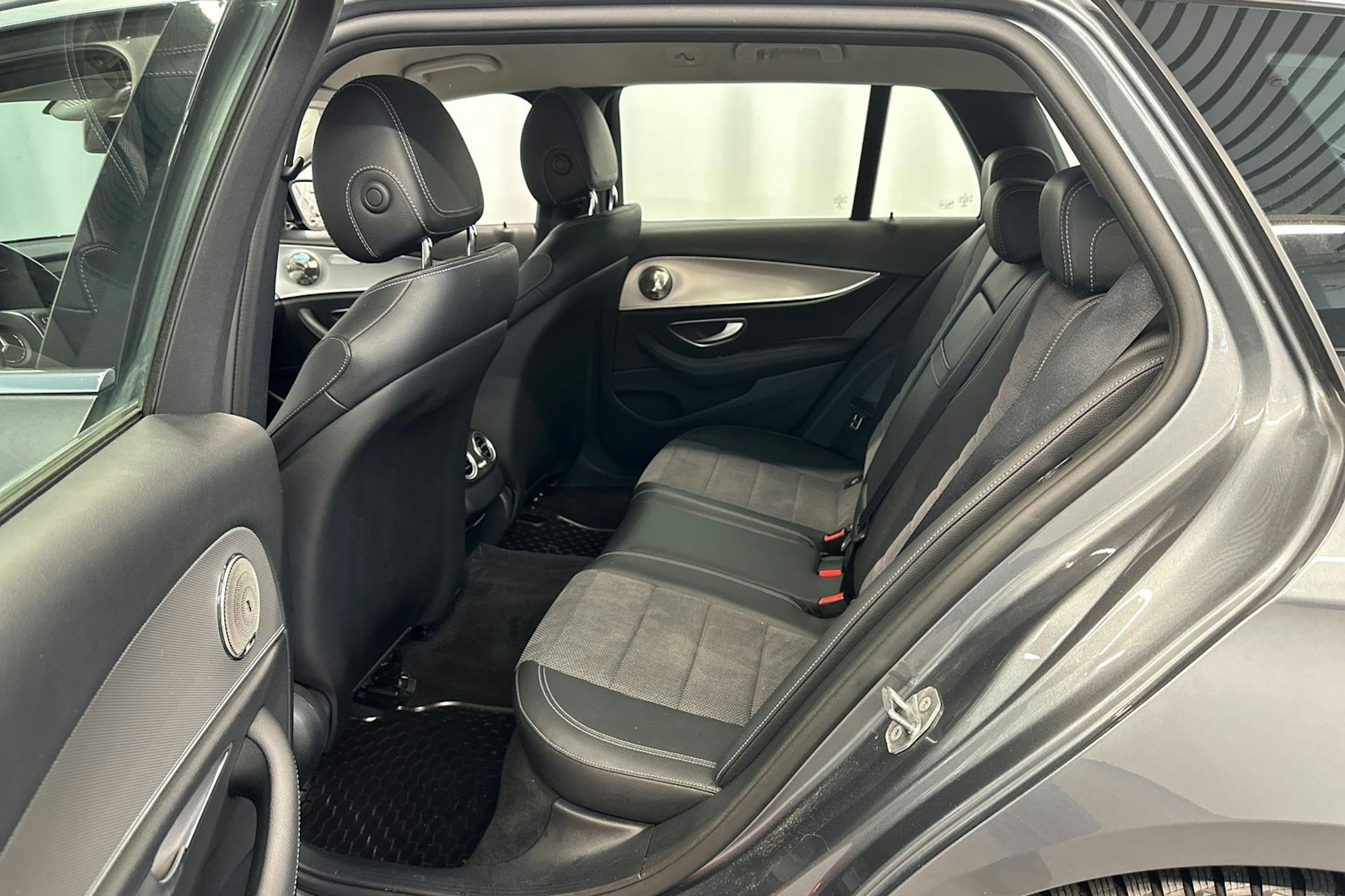 harmaa Mercedes-Benz E 2018 kuva 21.