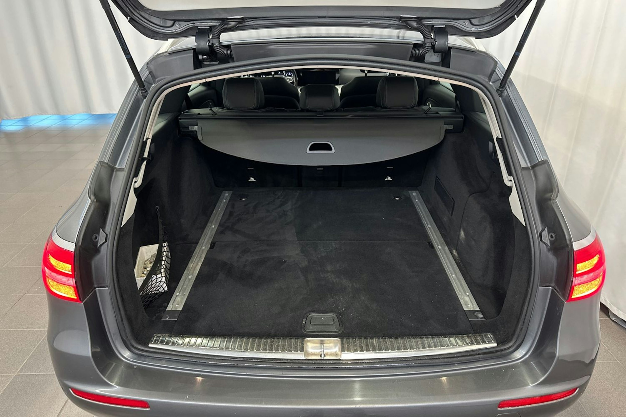 harmaa Mercedes-Benz E 2018 kuva 22.