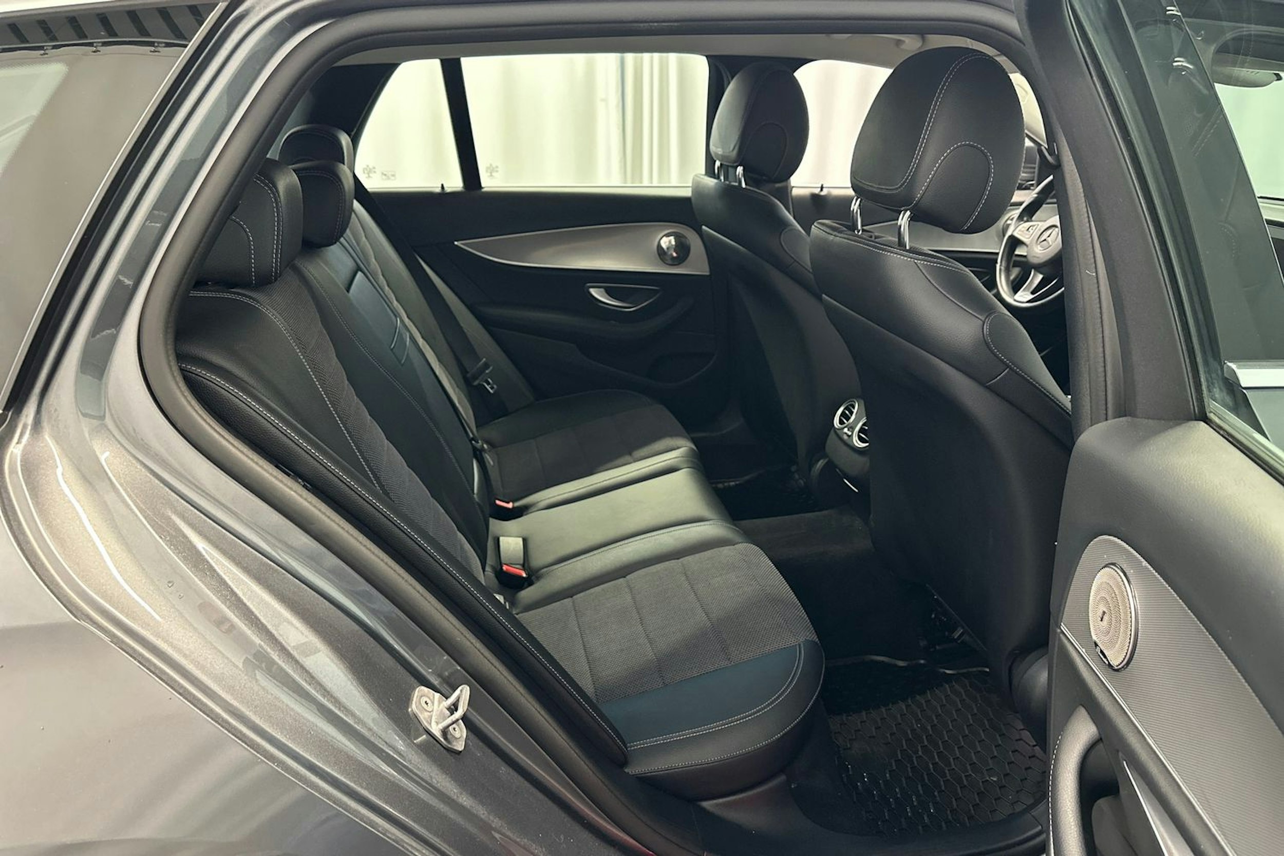 harmaa Mercedes-Benz E 2018 kuva 23.