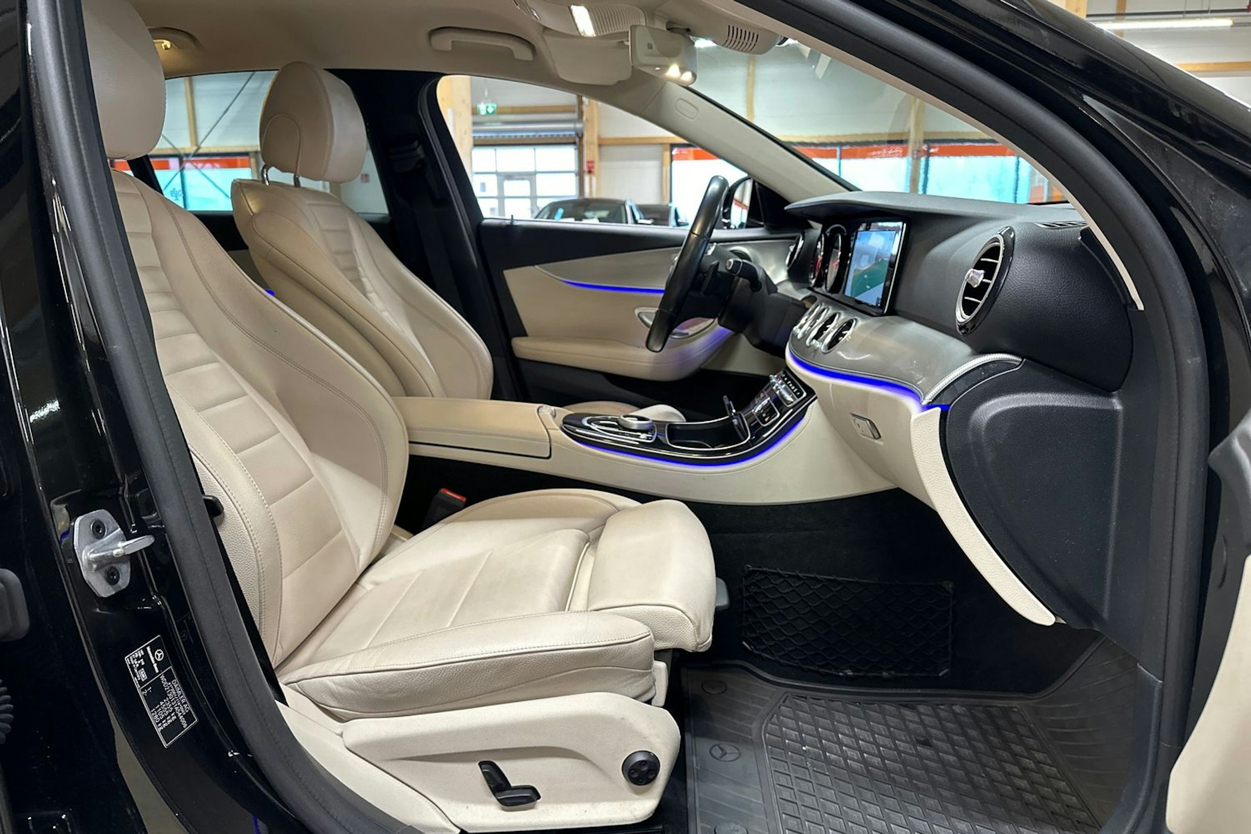 musta Mercedes-Benz E 2018 kuva 14.