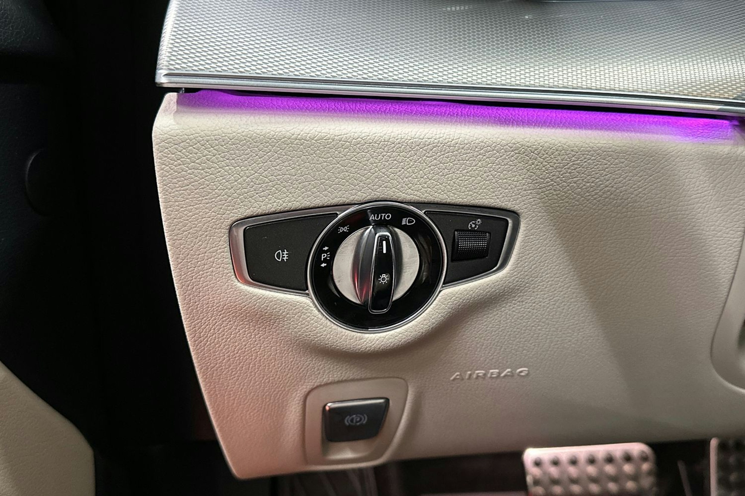 musta Mercedes-Benz E 2018 kuva 26.