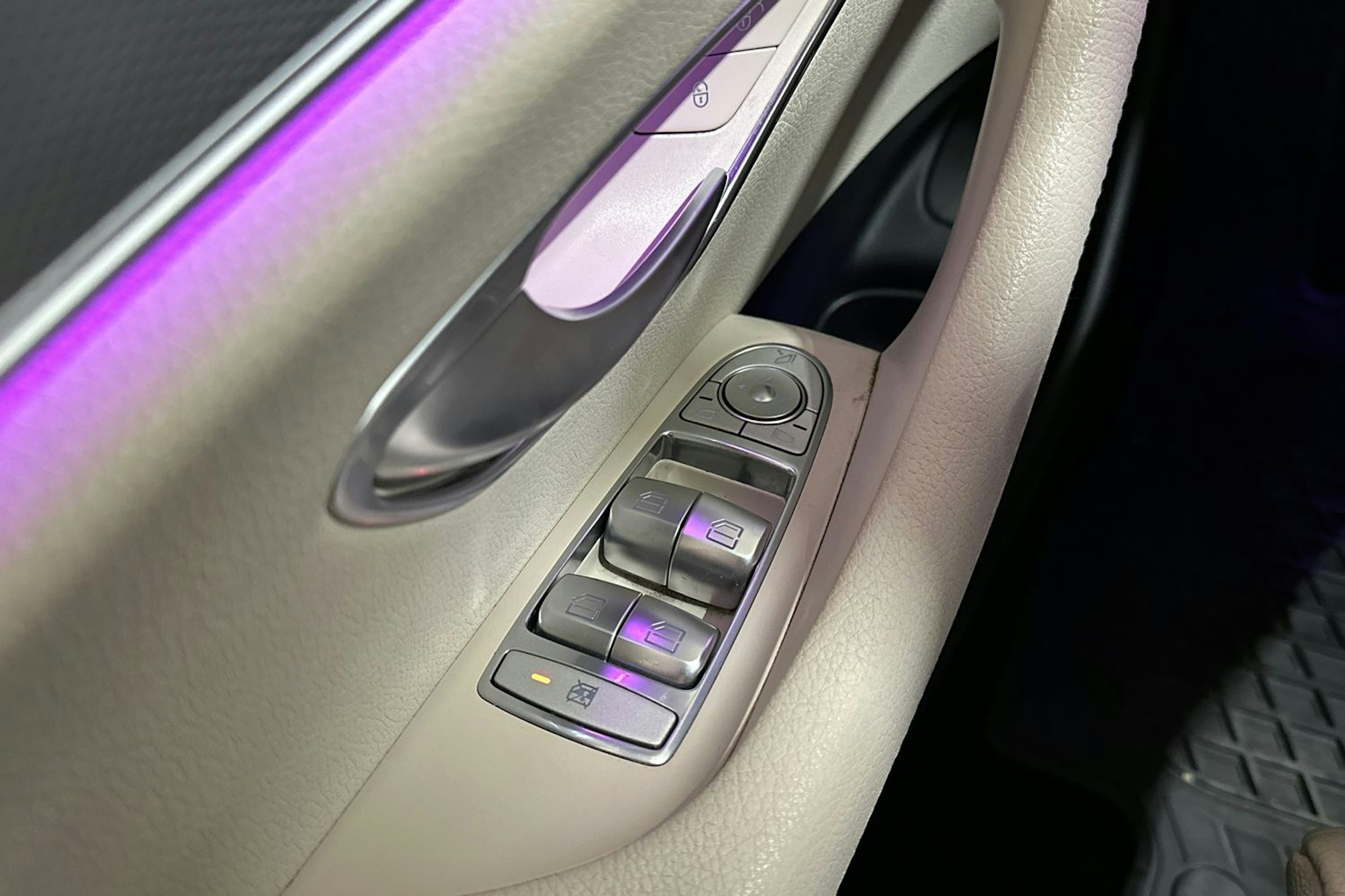 musta Mercedes-Benz E 2018 kuva 28.