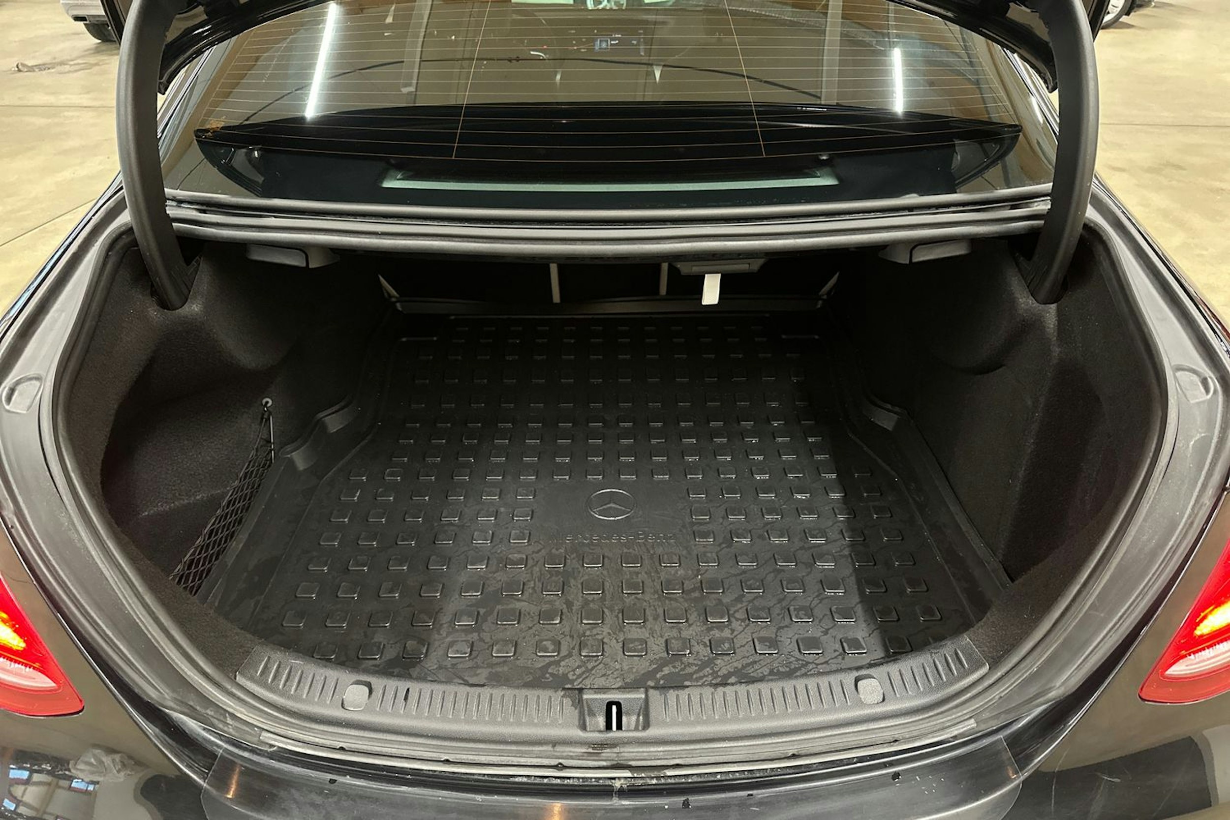 musta Mercedes-Benz E 2018 kuva 29.