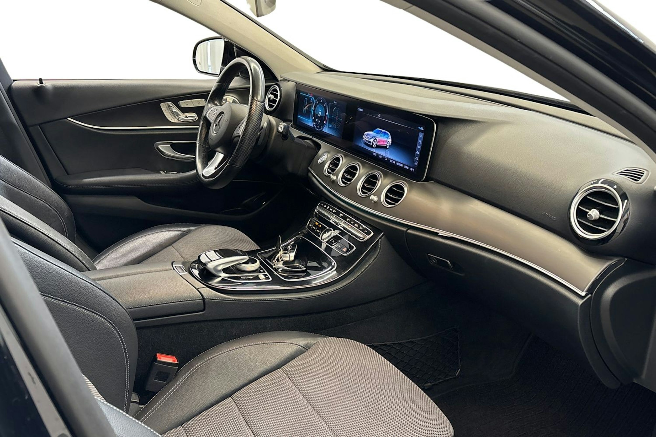 musta Mercedes-Benz E 2018 kuva 10.