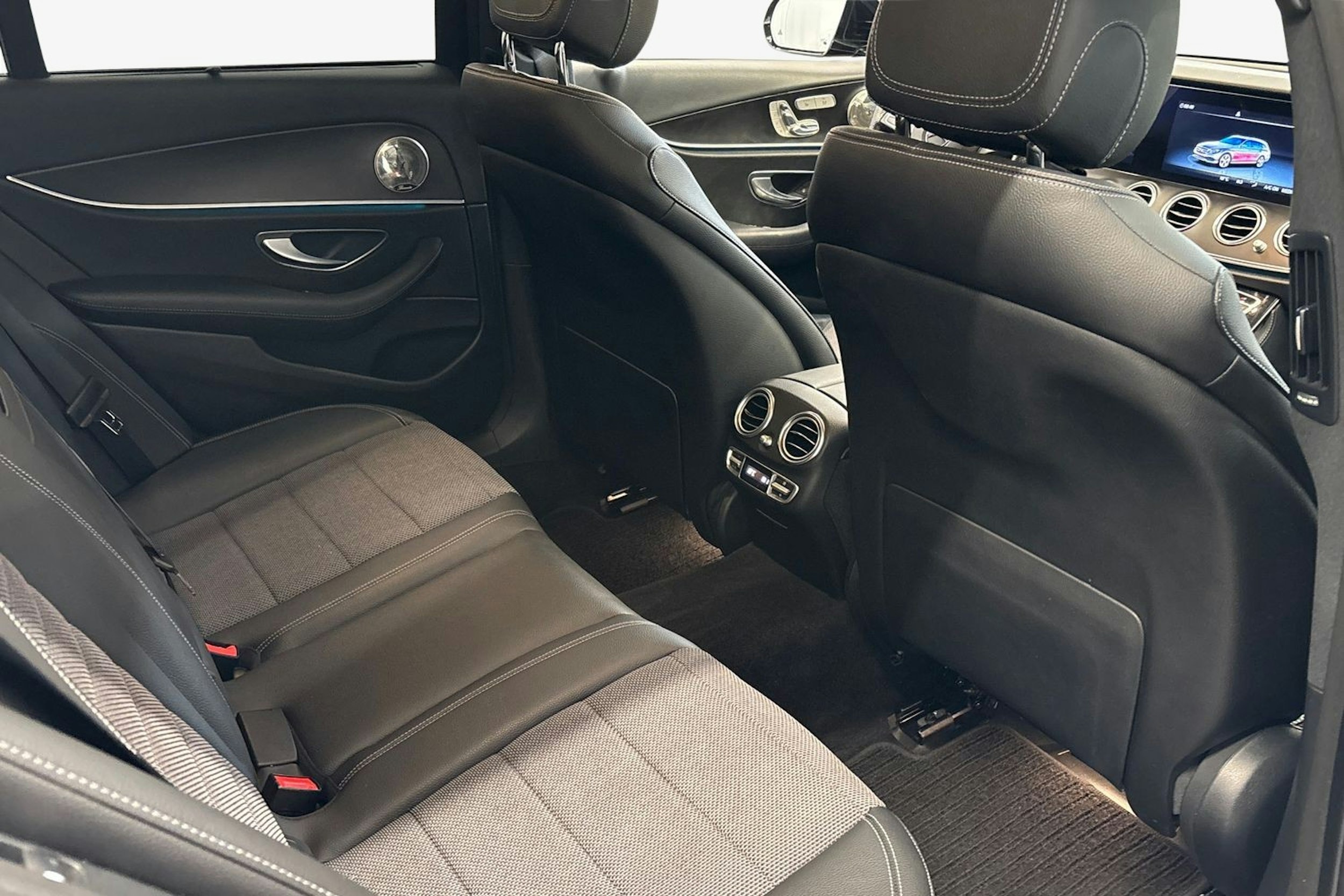 musta Mercedes-Benz E 2018 kuva 11.