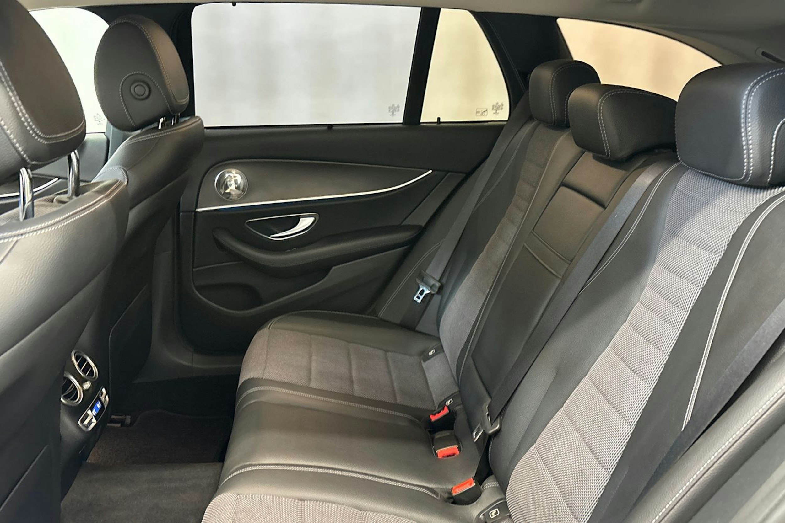 musta Mercedes-Benz E 2018 kuva 13.