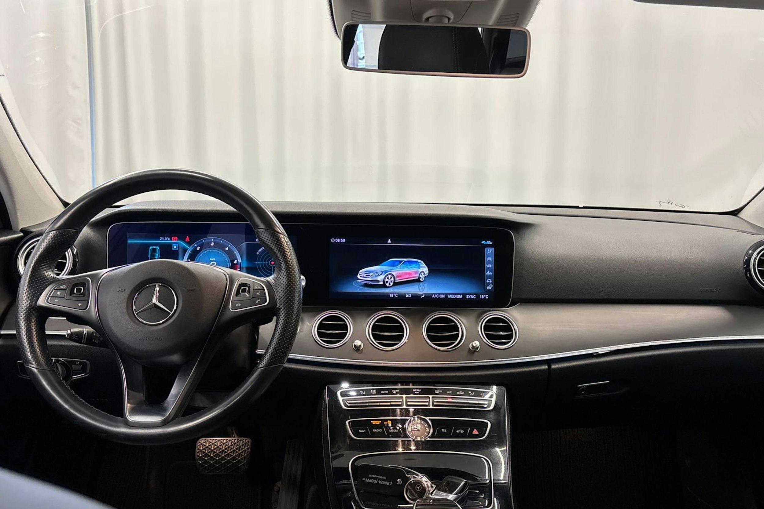 musta Mercedes-Benz E 2018 kuva 15.