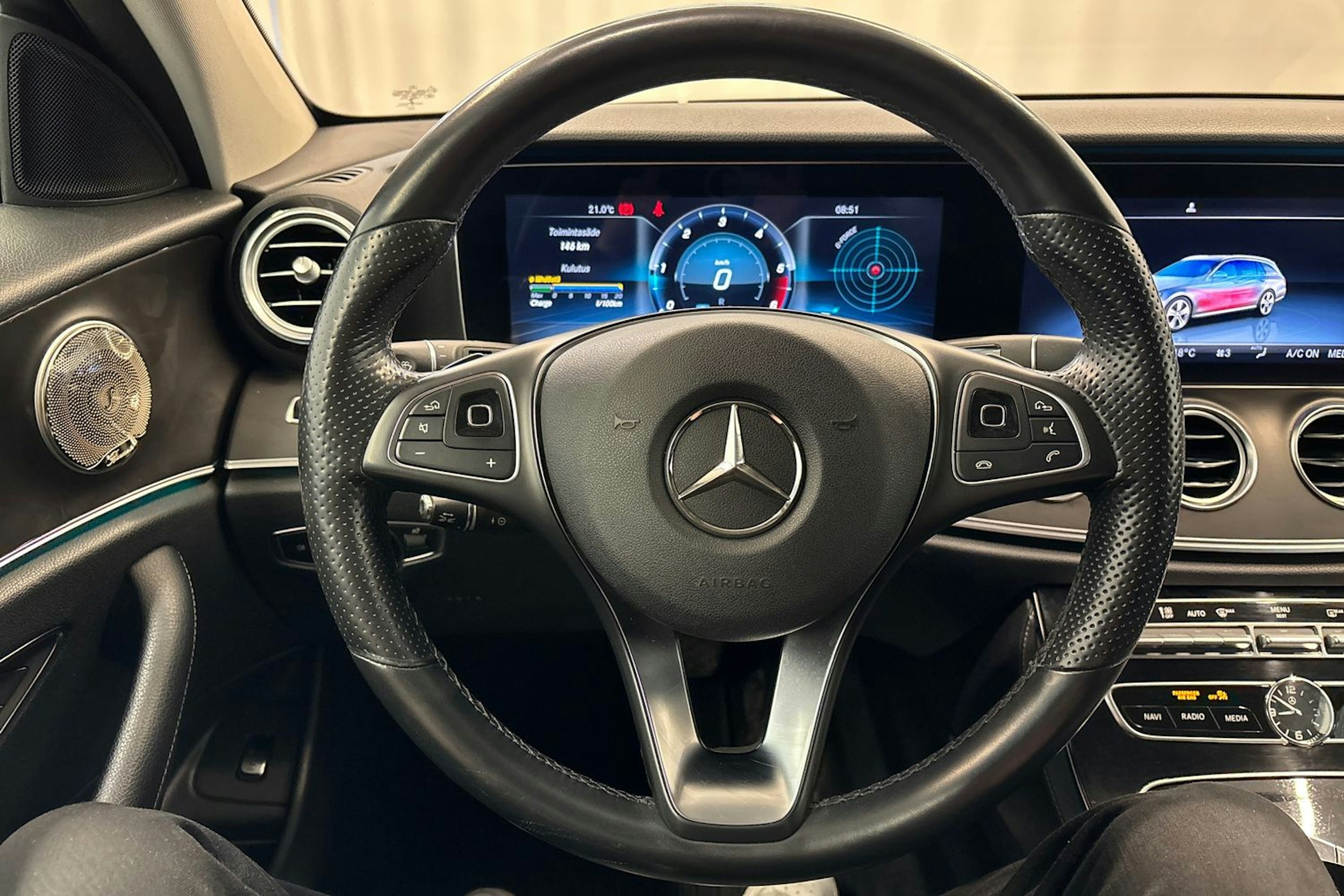 musta Mercedes-Benz E 2018 kuva 16.