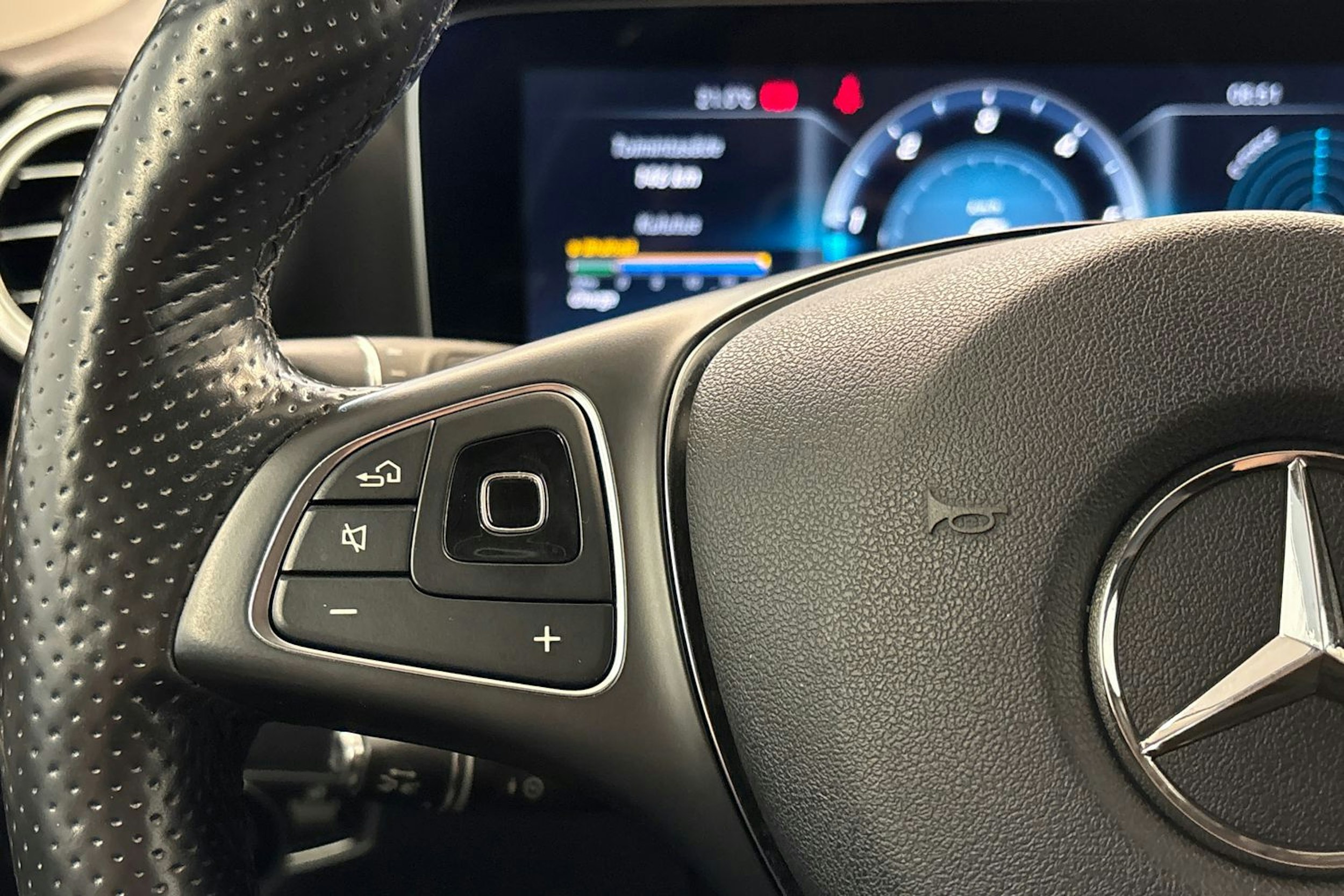 musta Mercedes-Benz E 2018 kuva 17.