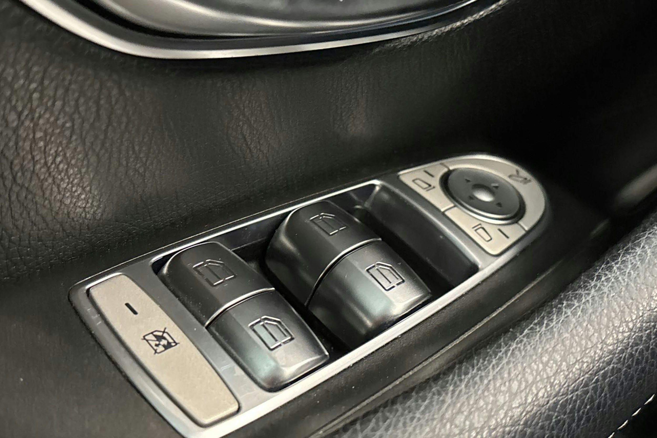 musta Mercedes-Benz E 2018 kuva 37.