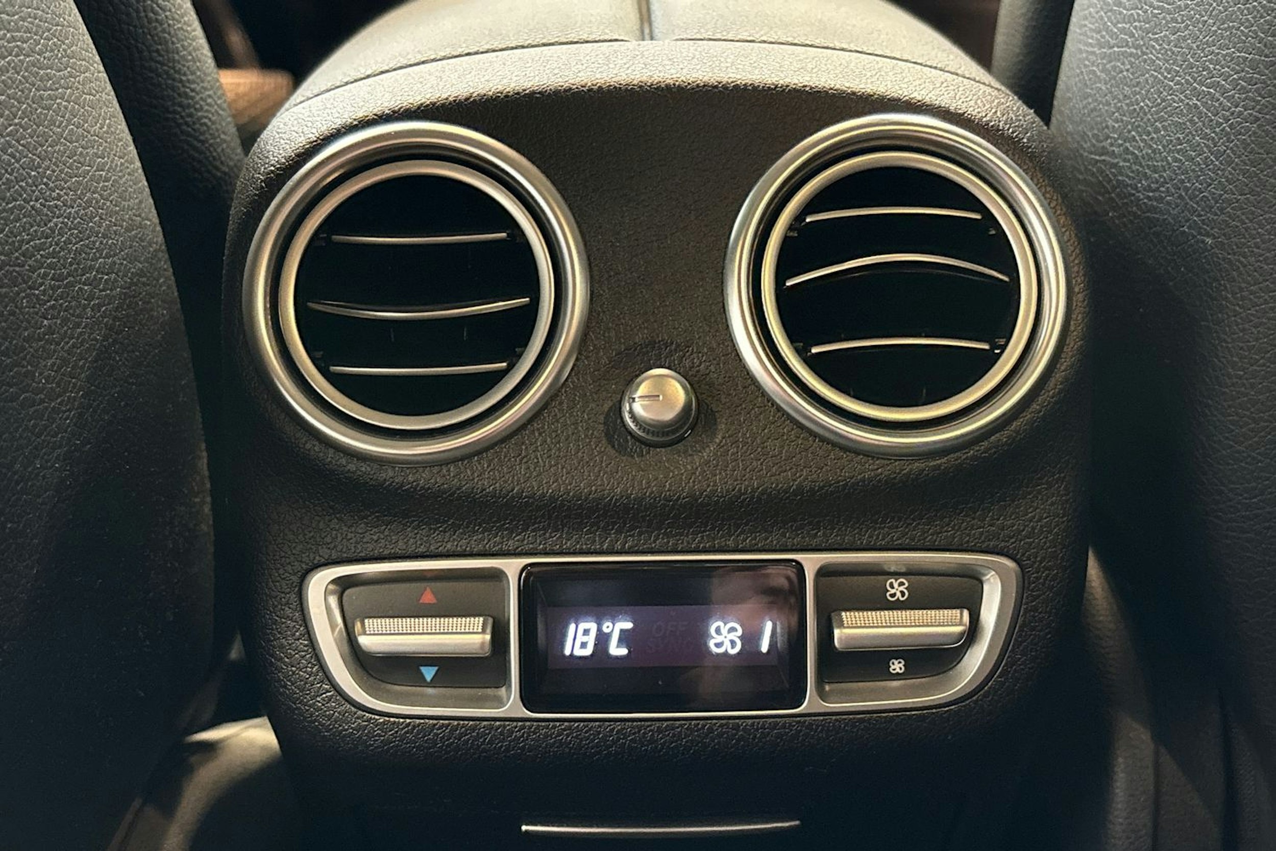 musta Mercedes-Benz E 2018 kuva 41.