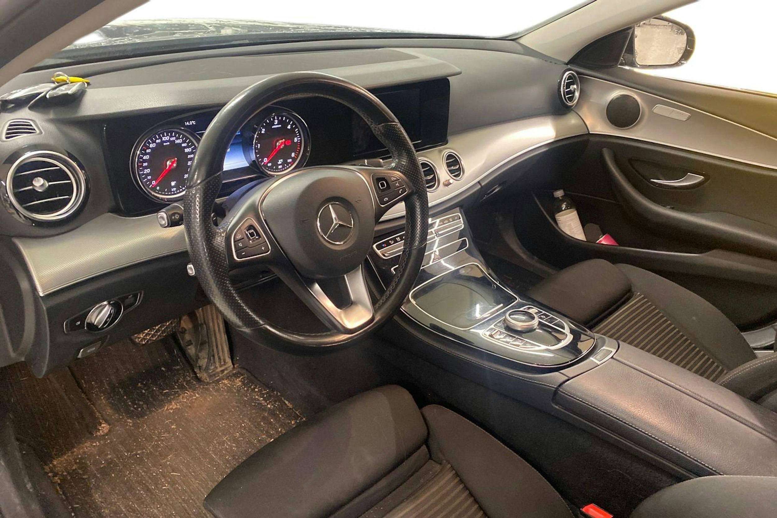 Sininen Mercedes-Benz E 2018 kuva 3.