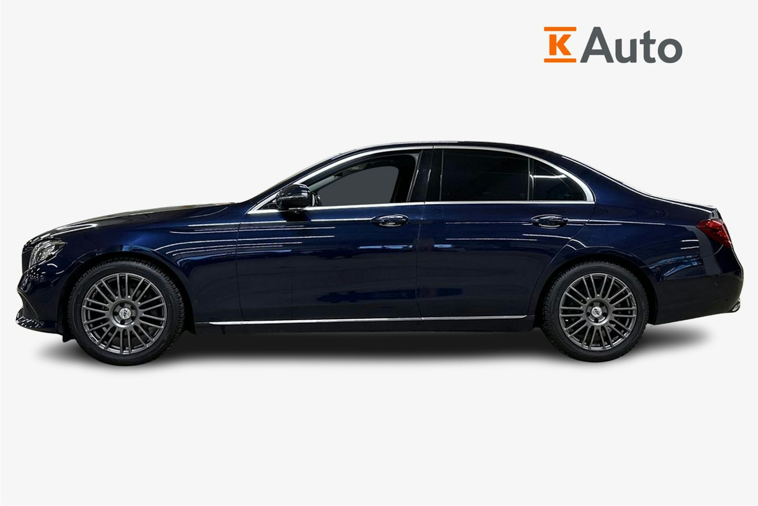 Sininen Mercedes-Benz E 2018 kuva 6.