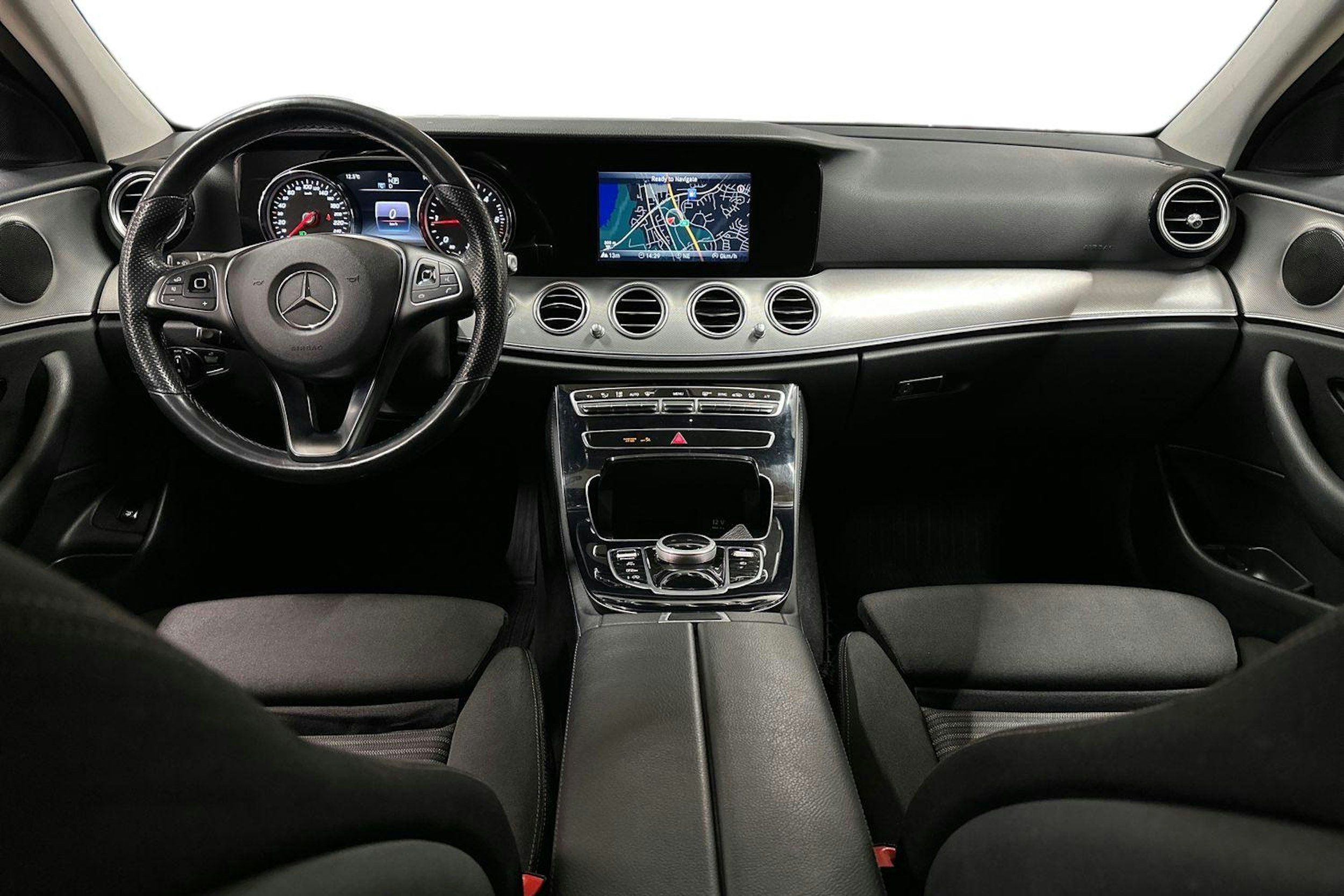 Sininen Mercedes-Benz E 2018 kuva 9.