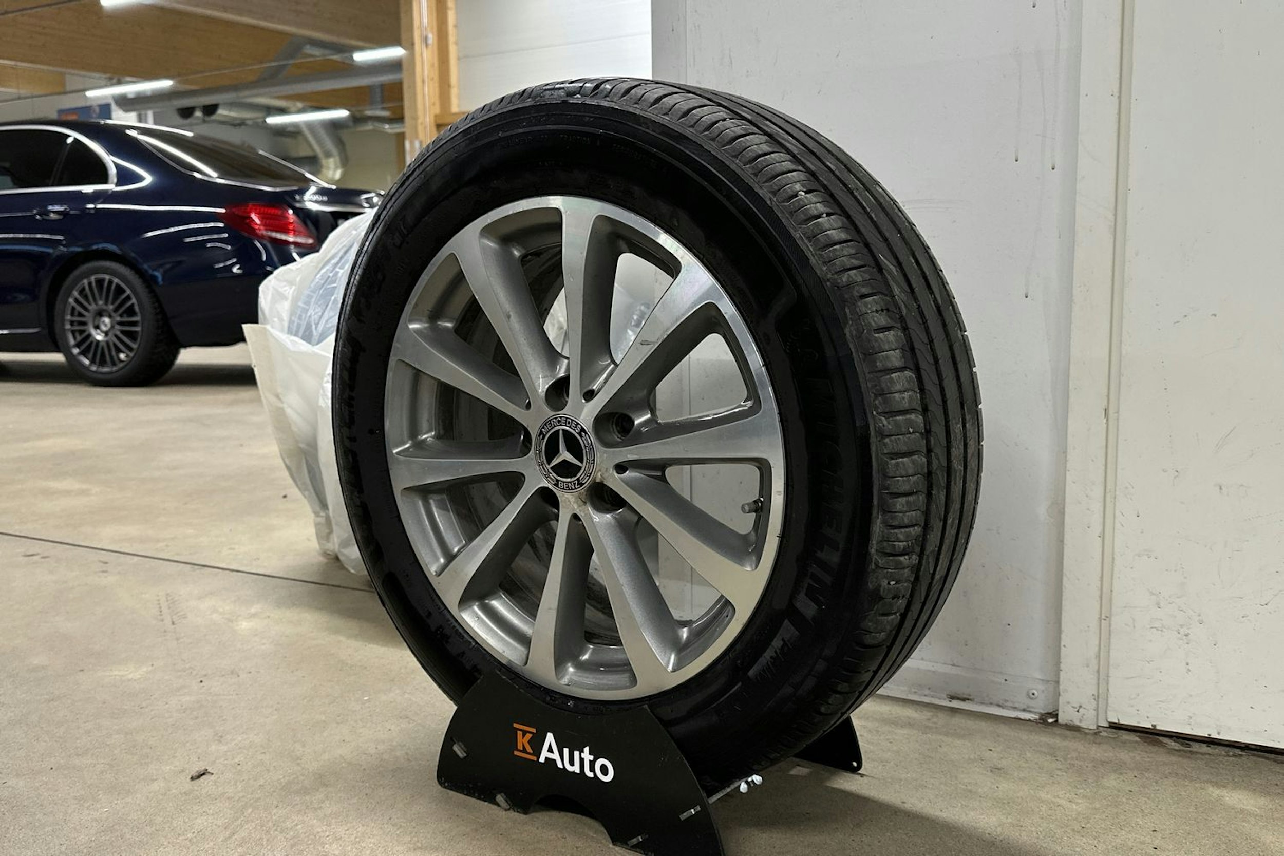 Sininen Mercedes-Benz E 2018 kuva 13.