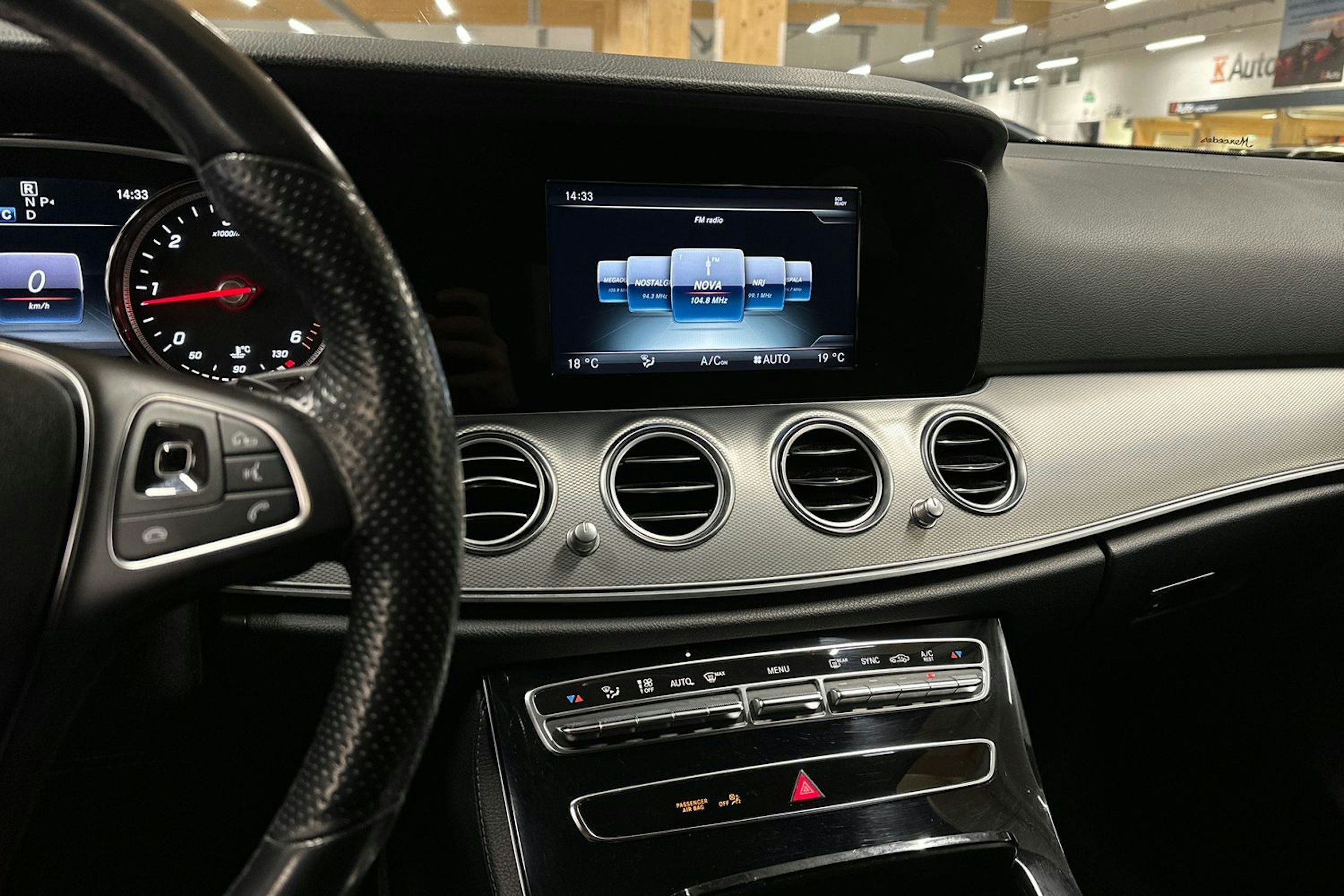 Sininen Mercedes-Benz E 2018 kuva 18.