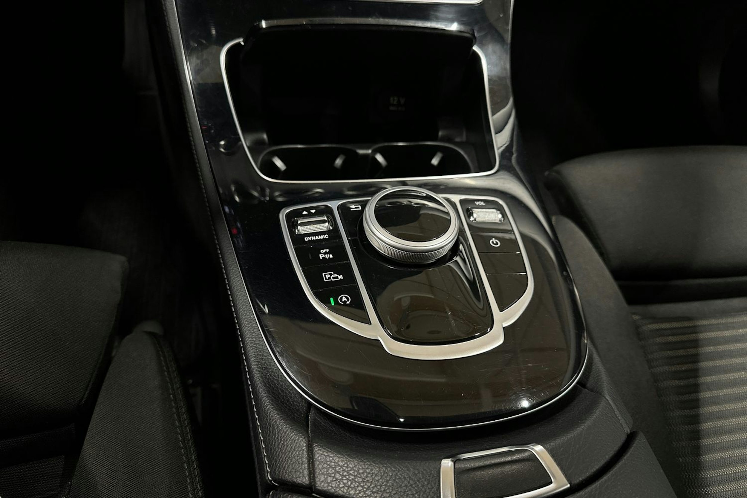 Sininen Mercedes-Benz E 2018 kuva 19.