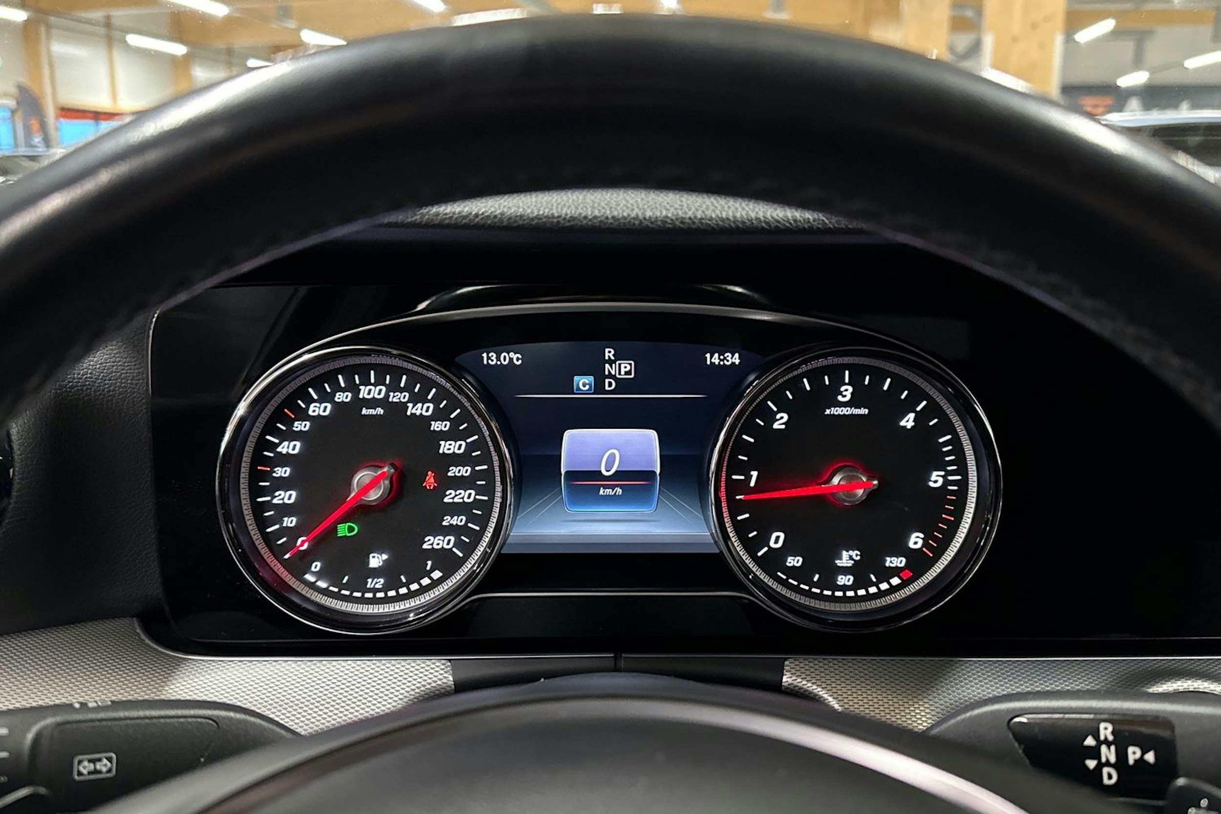 Sininen Mercedes-Benz E 2018 kuva 20.