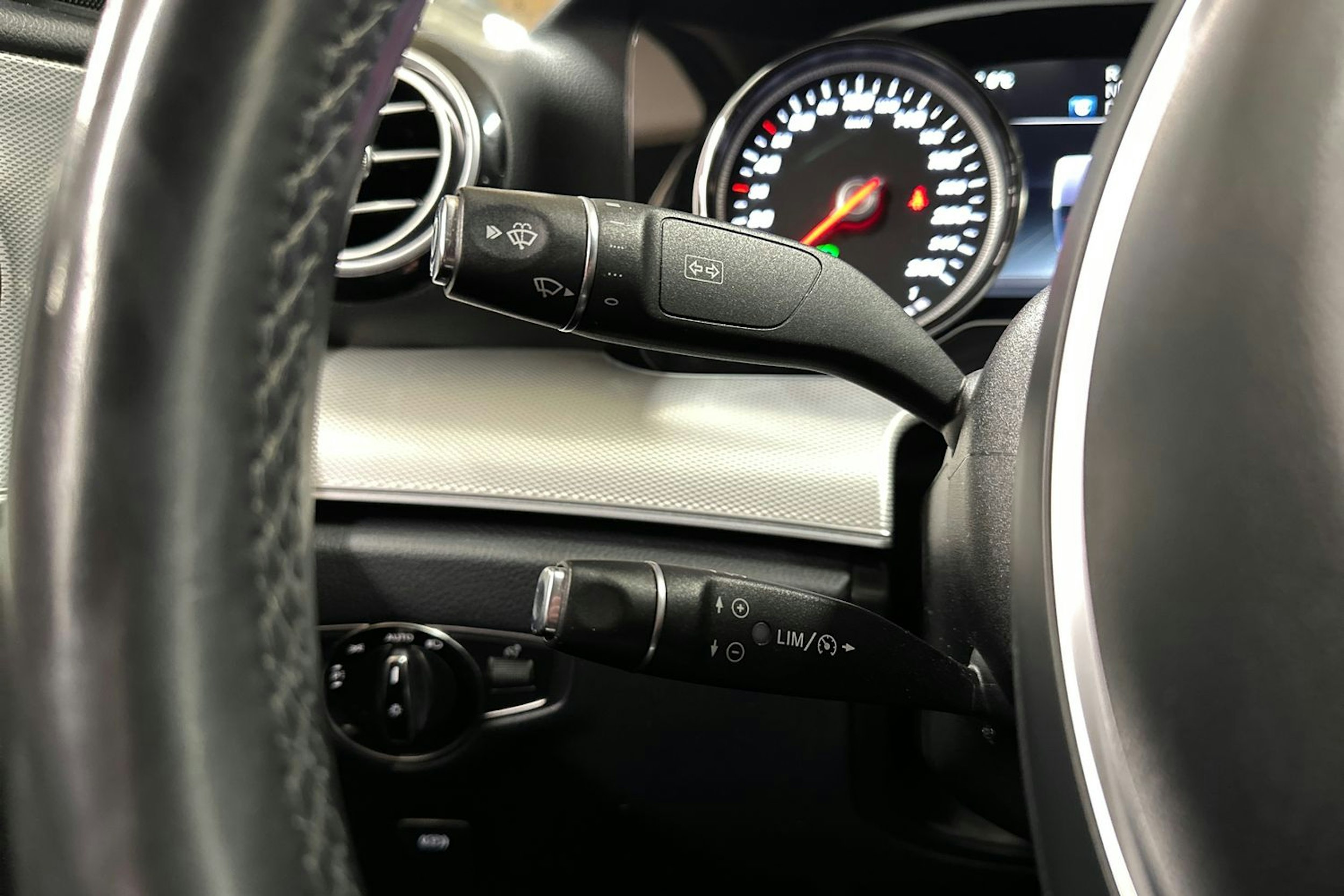 Sininen Mercedes-Benz E 2018 kuva 21.