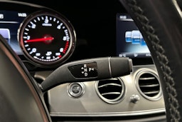 Sininen Mercedes-Benz E 2018 kuva 22.