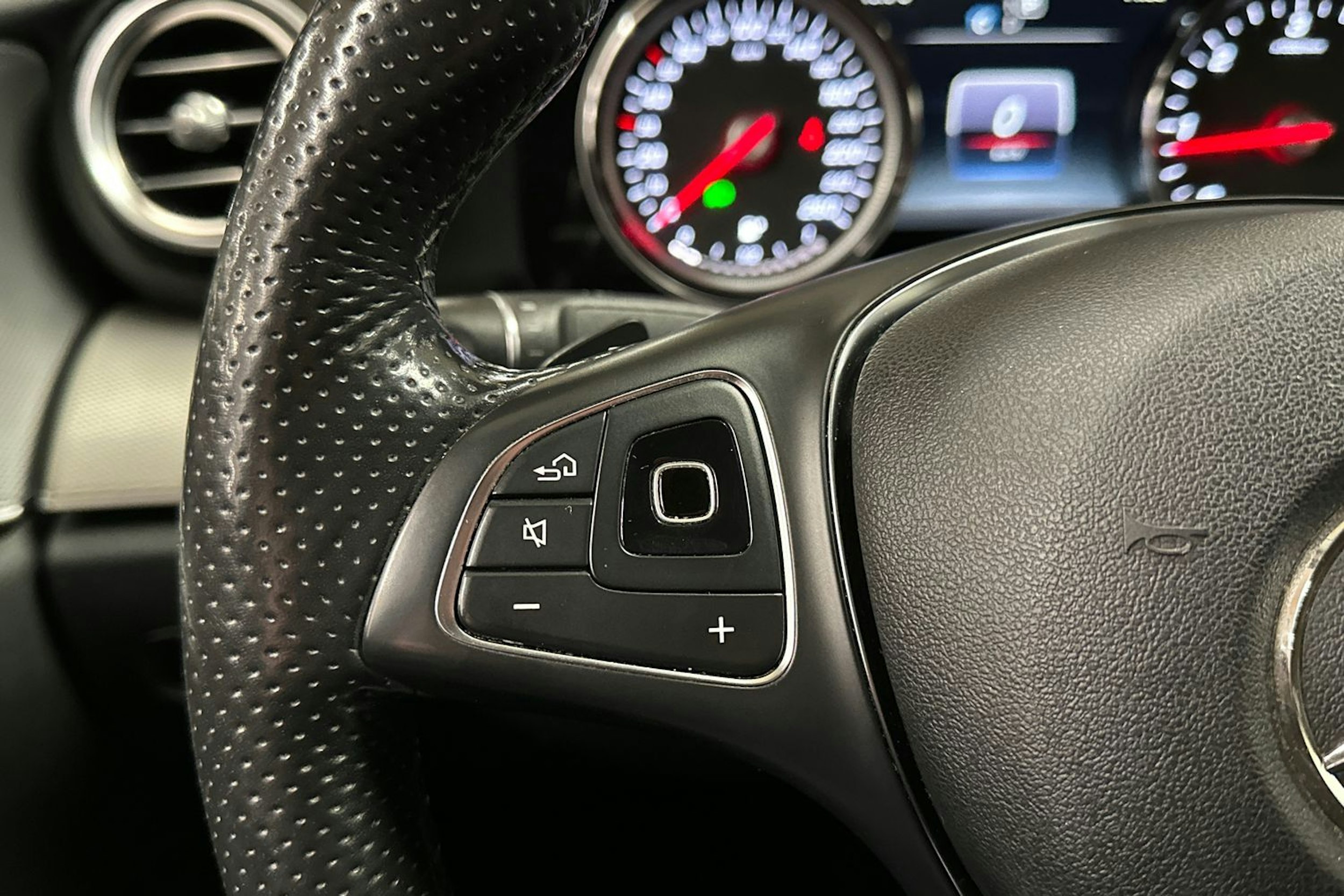 Sininen Mercedes-Benz E 2018 kuva 23.