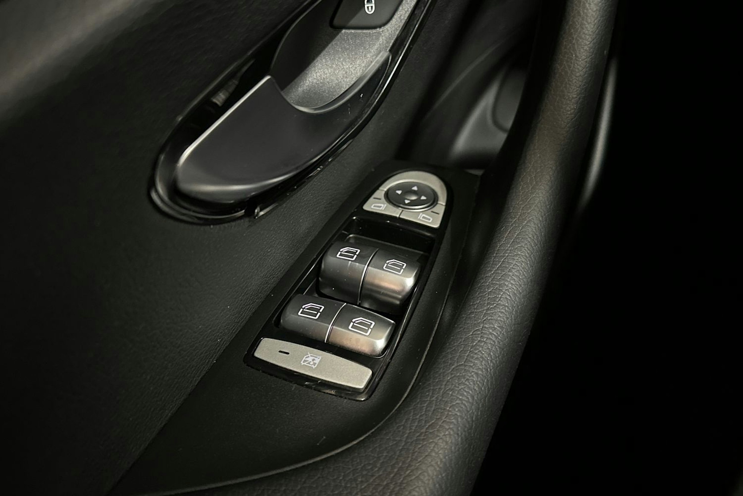 Sininen Mercedes-Benz E 2018 kuva 27.