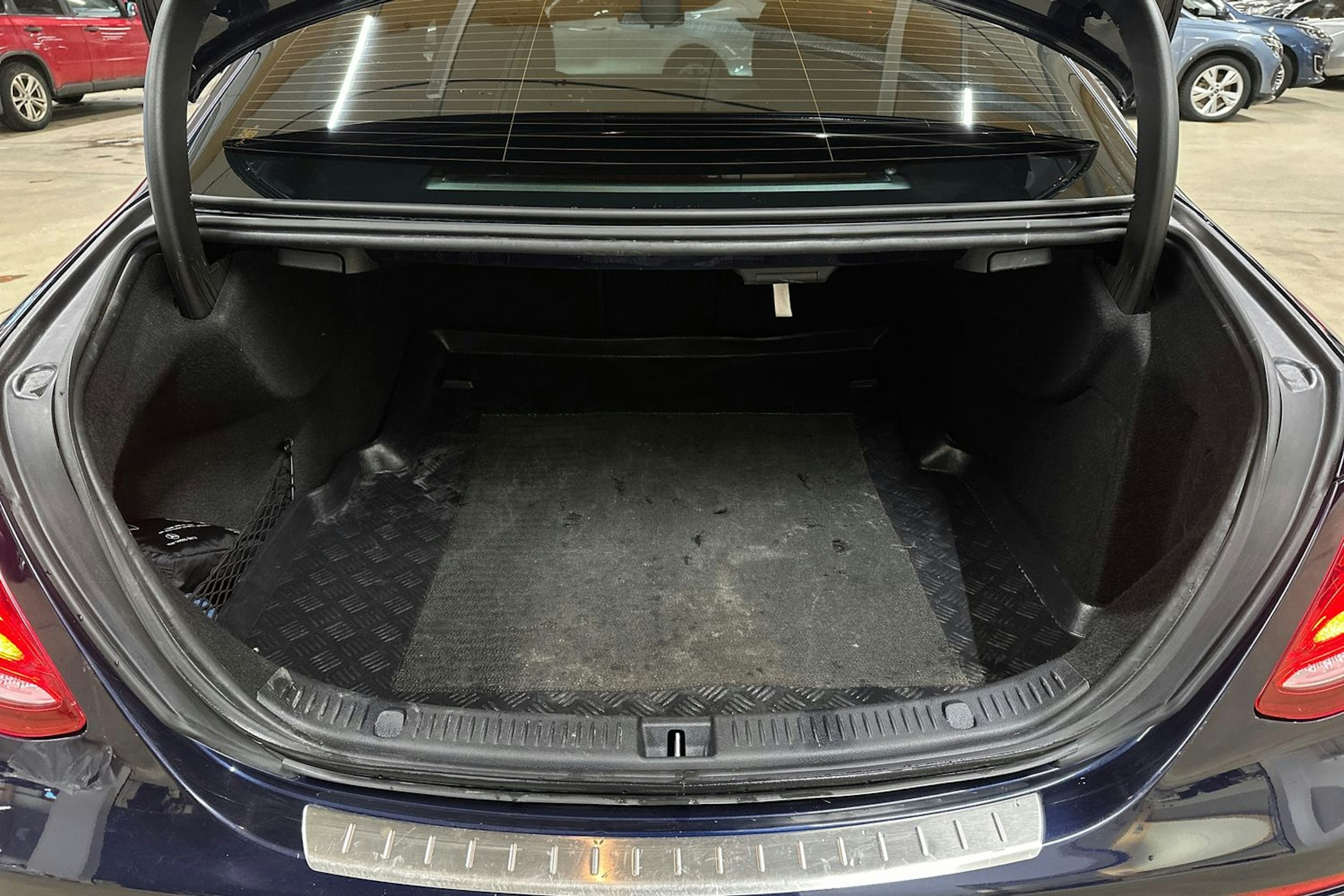 Sininen Mercedes-Benz E 2018 kuva 28.