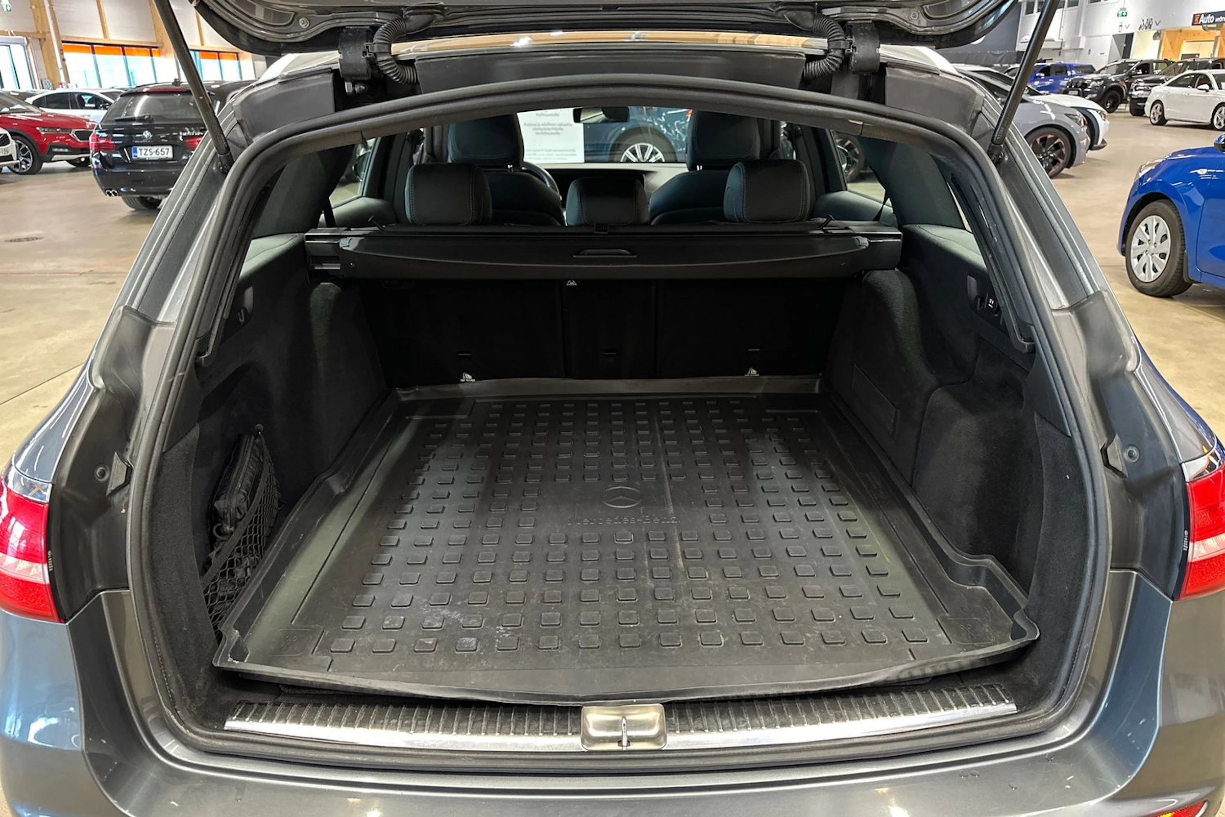 harmaa Mercedes-Benz E 2018 kuva 26.