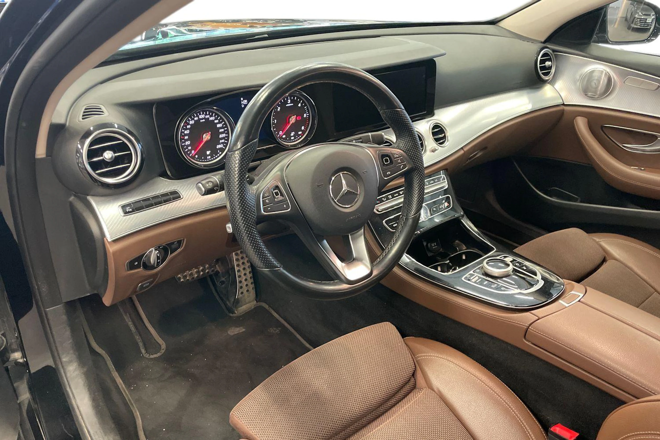 Musta Mercedes-Benz E 2018 kuva 3.