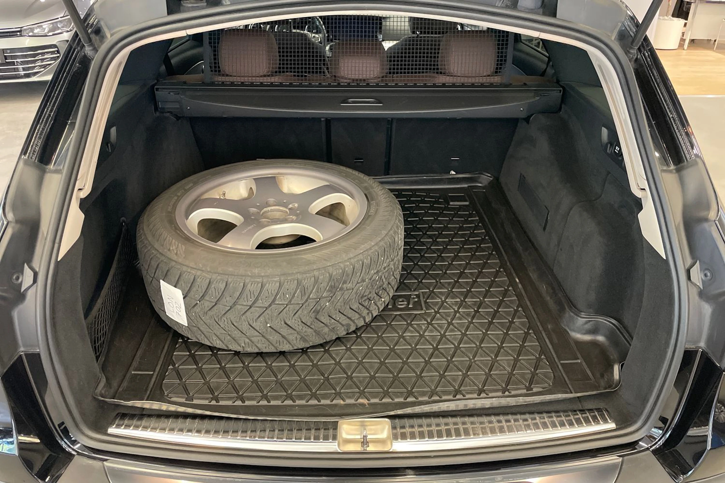 Musta Mercedes-Benz E 2018 kuva 25.