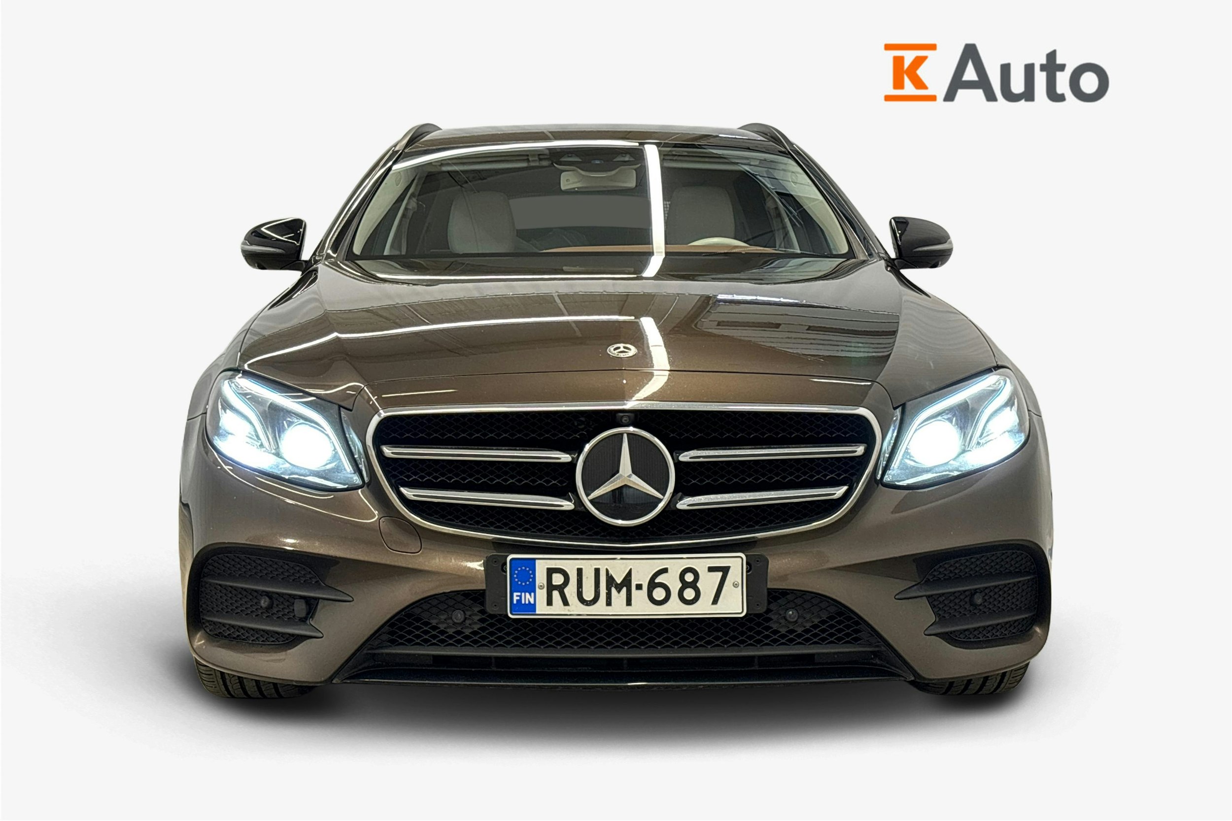 ruskea (beige) Mercedes-Benz E 2018 kuva 8.