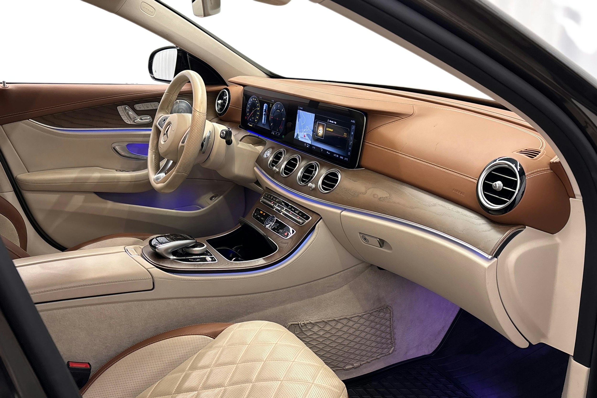 ruskea (beige) Mercedes-Benz E 2018 kuva 13.