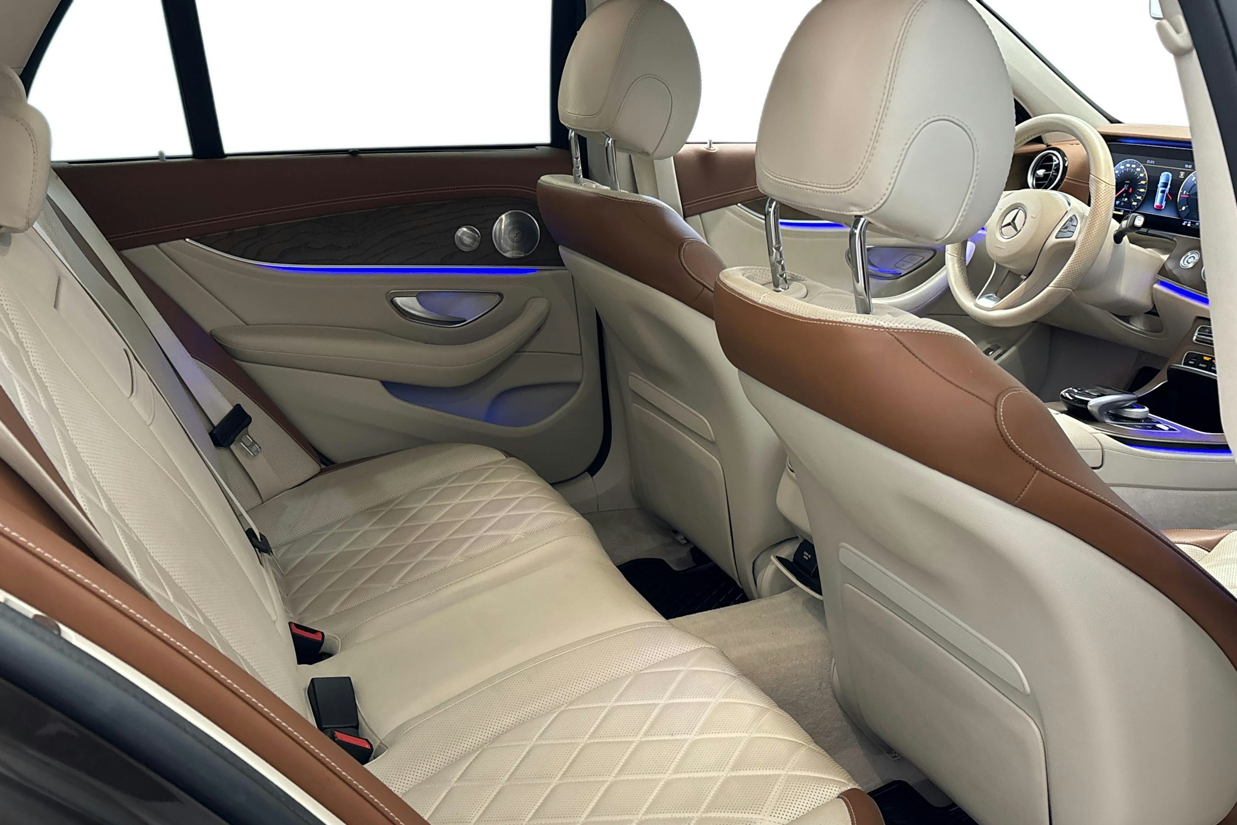 ruskea (beige) Mercedes-Benz E 2018 kuva 14.