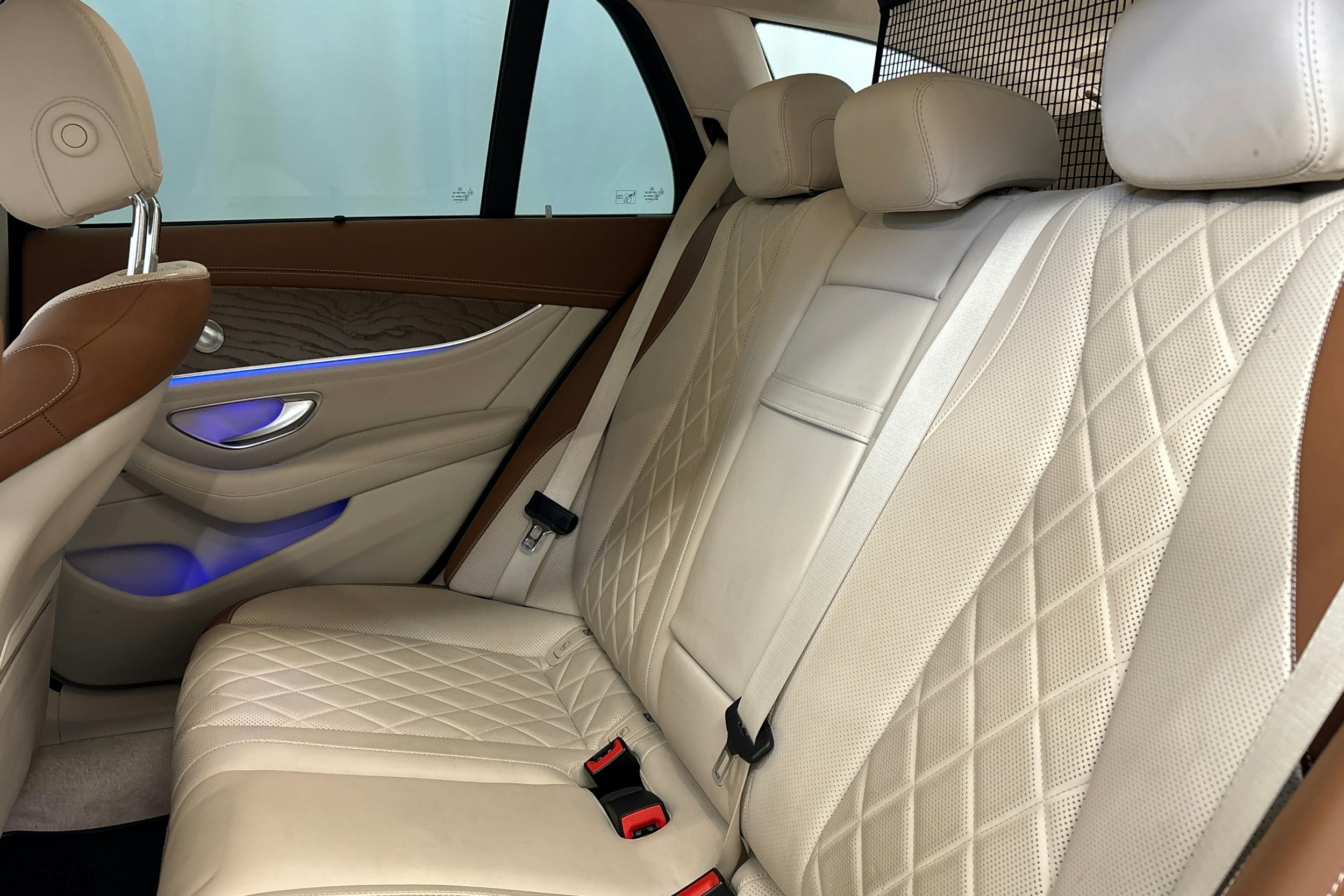 ruskea (beige) Mercedes-Benz E 2018 kuva 16.