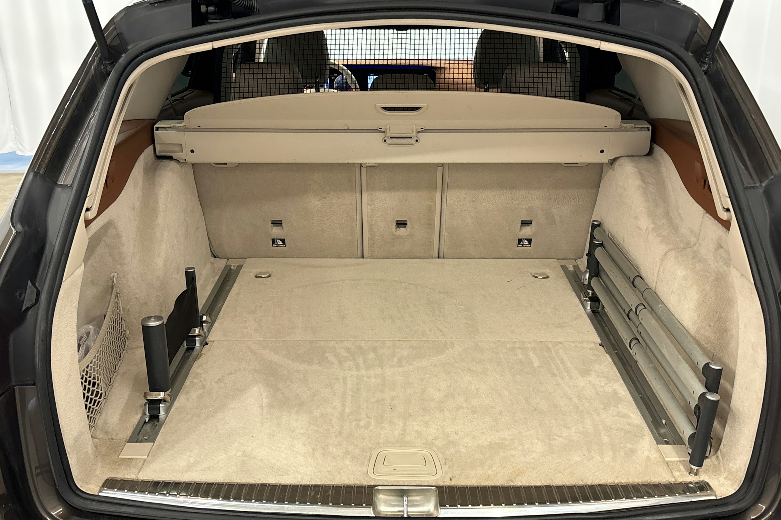ruskea (beige) Mercedes-Benz E 2018 kuva 17.