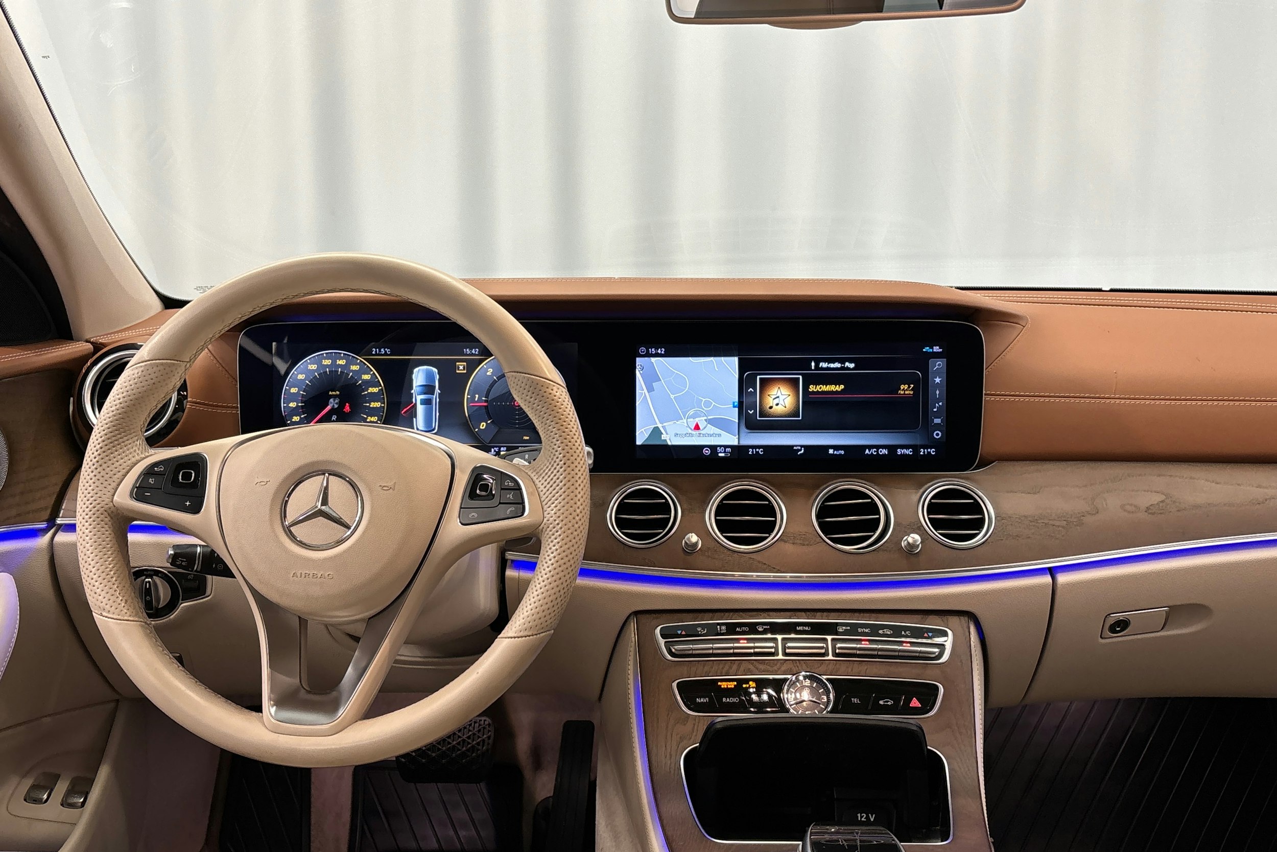 ruskea (beige) Mercedes-Benz E 2018 kuva 18.