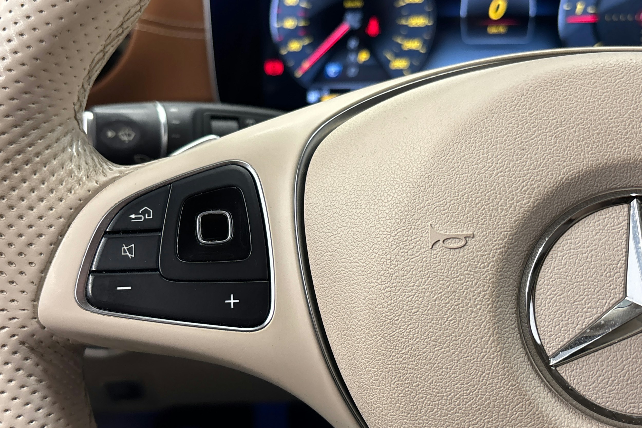 ruskea (beige) Mercedes-Benz E 2018 kuva 20.