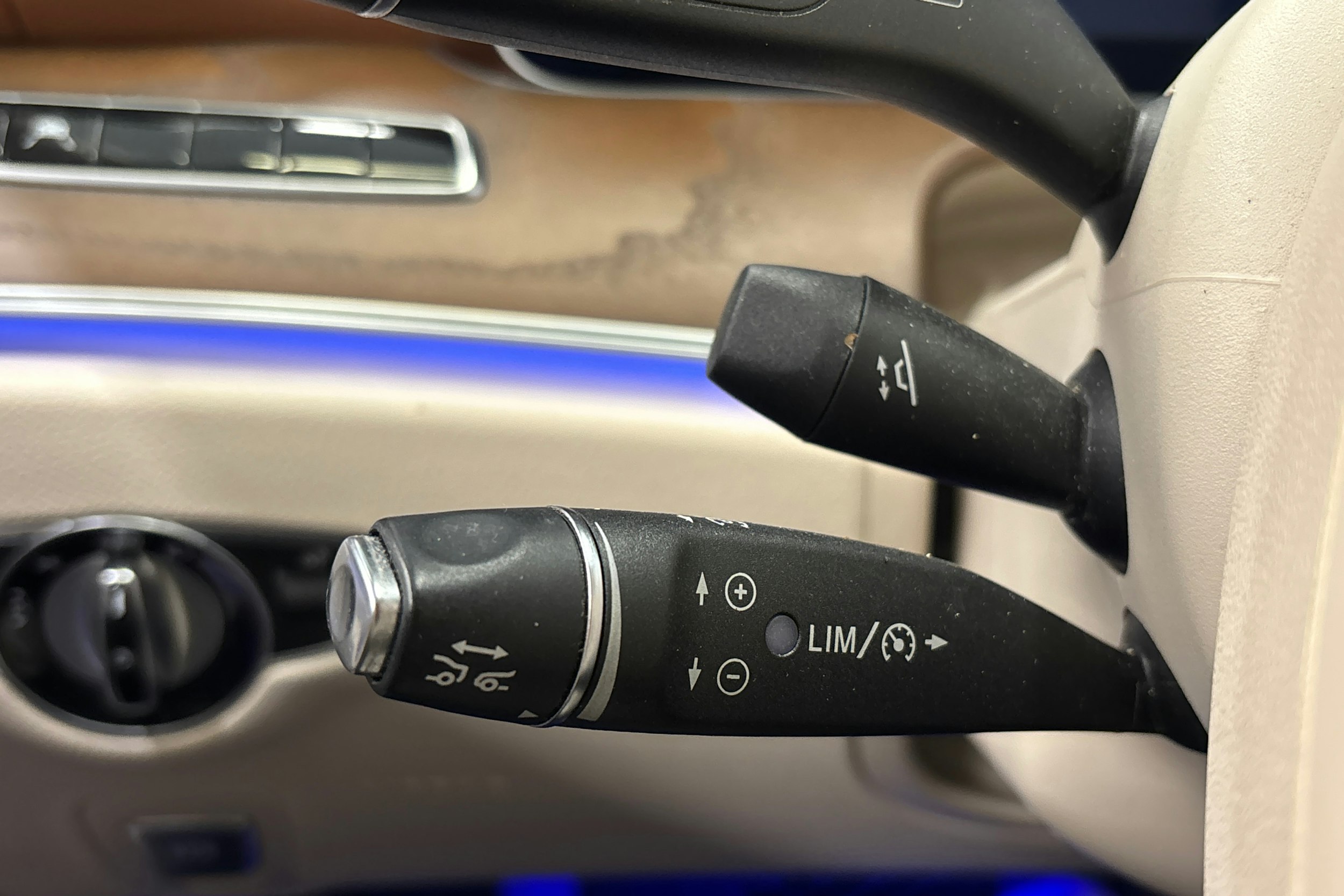 ruskea (beige) Mercedes-Benz E 2018 kuva 22.