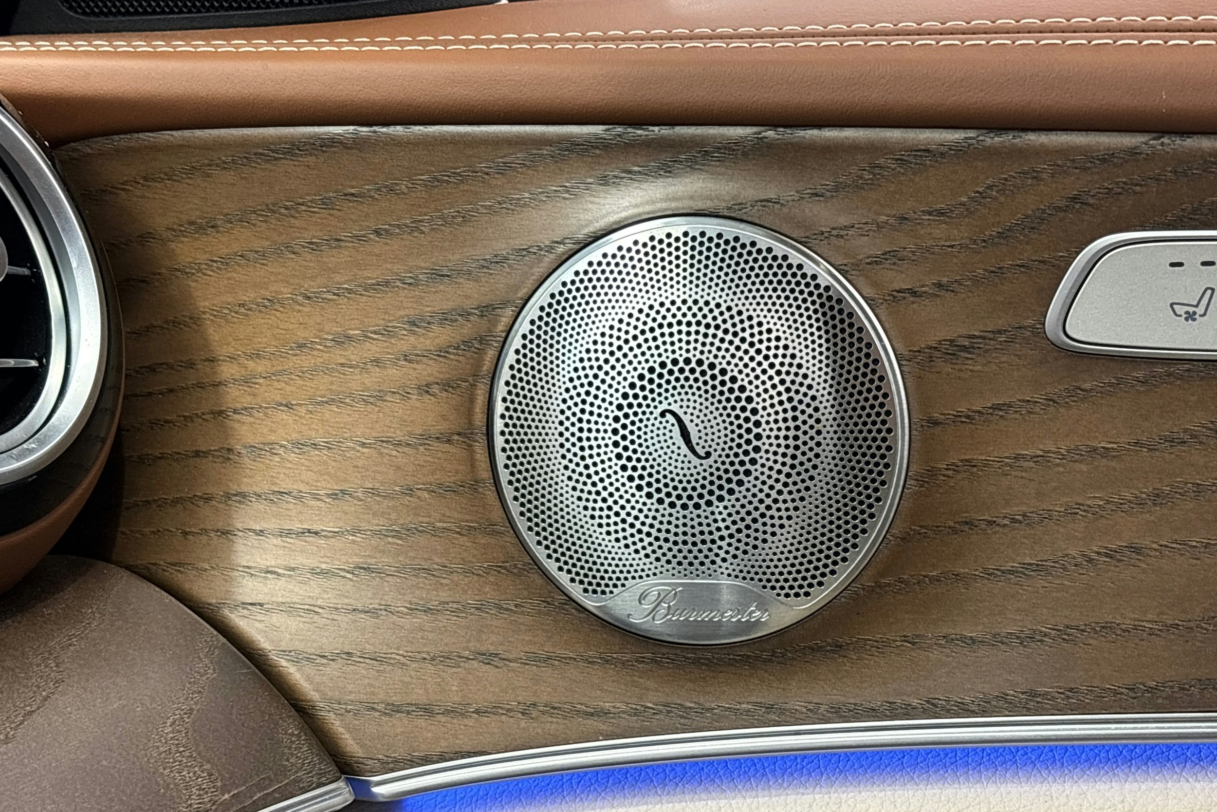 ruskea (beige) Mercedes-Benz E 2018 kuva 29.