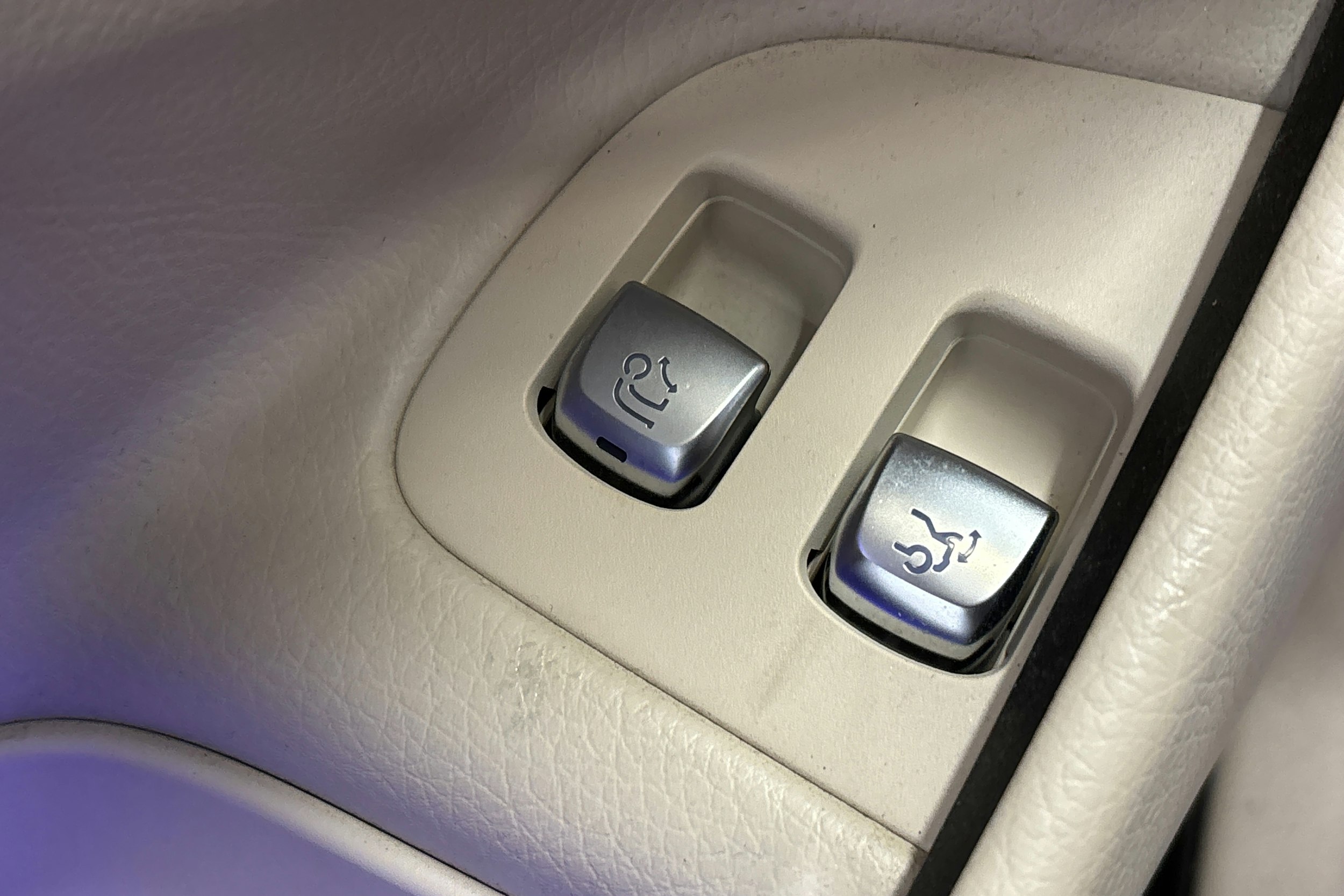 ruskea (beige) Mercedes-Benz E 2018 kuva 33.
