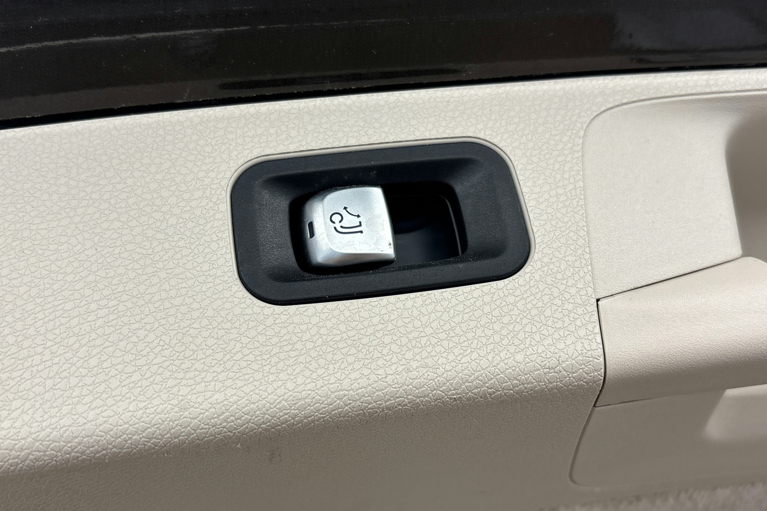 ruskea (beige) Mercedes-Benz E 2018 kuva 37.