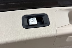 ruskea (beige) Mercedes-Benz E 2018 kuva 37.