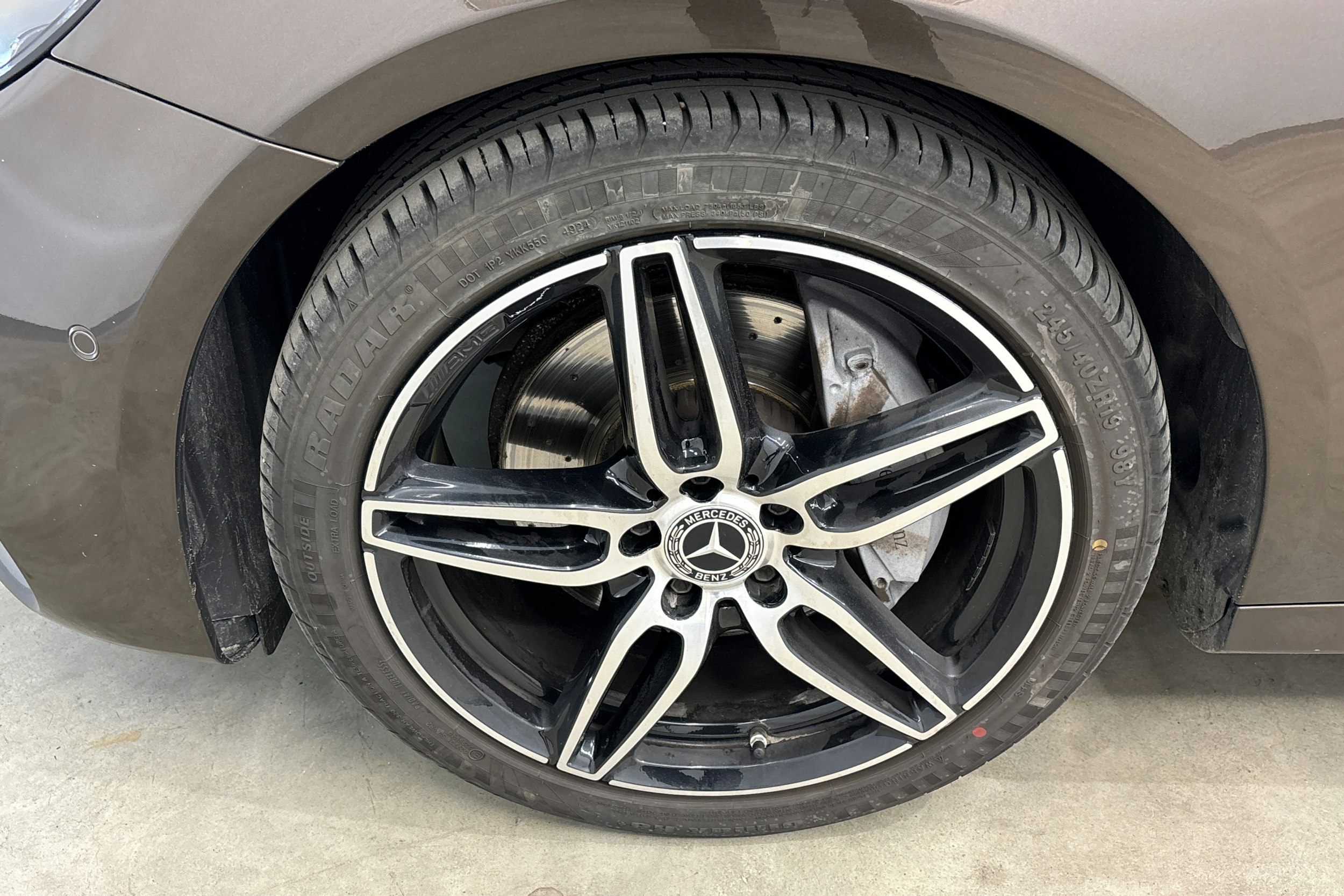 ruskea (beige) Mercedes-Benz E 2018 kuva 43.