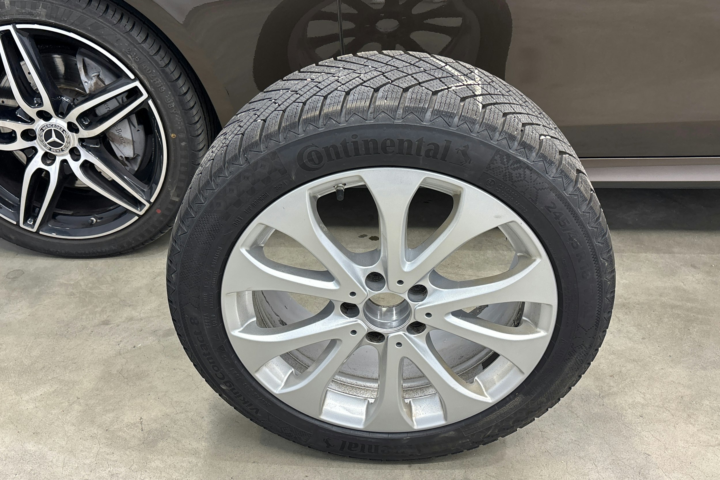 ruskea (beige) Mercedes-Benz E 2018 kuva 44.