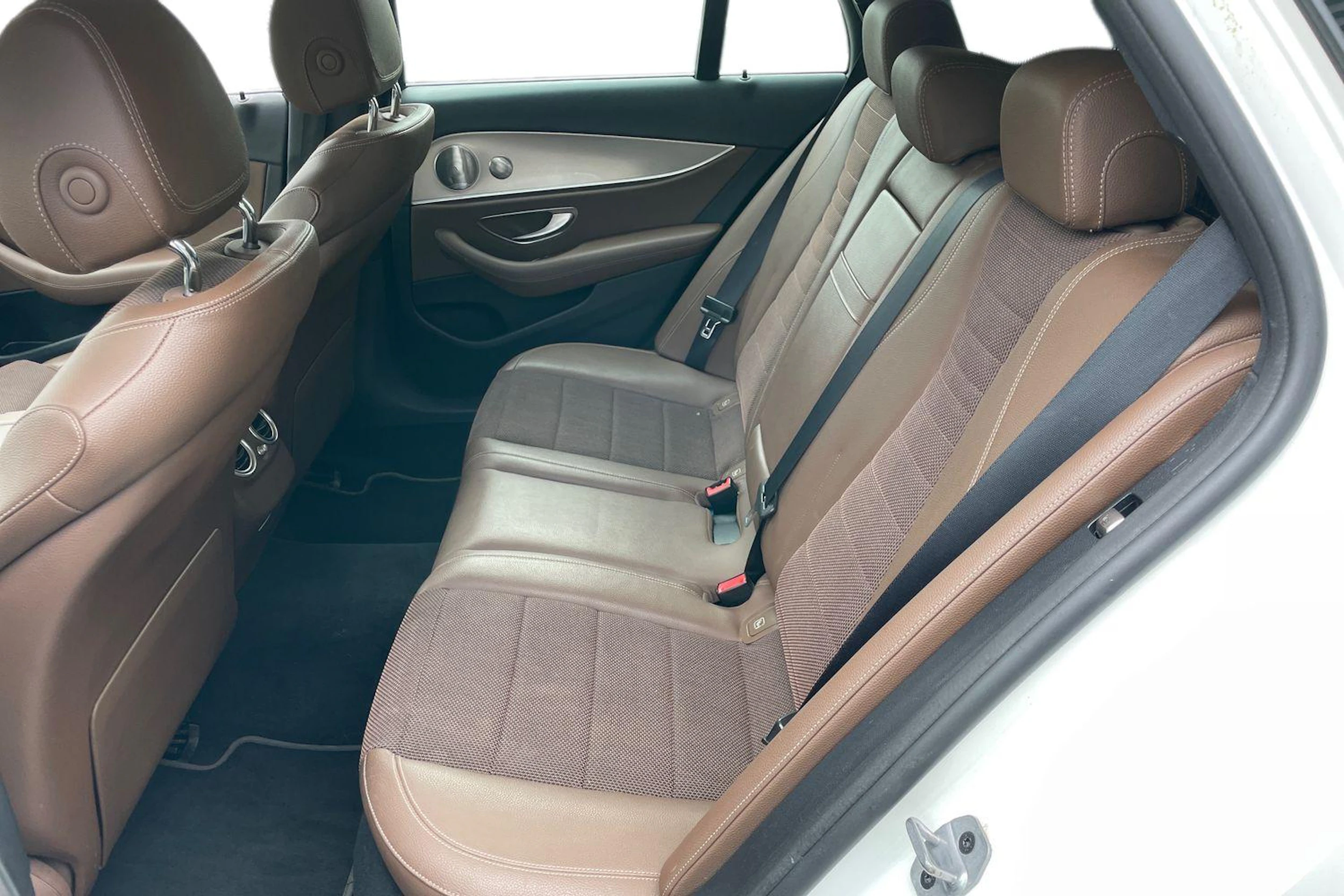 Valkoinen Mercedes-Benz E 2018 kuva 8.