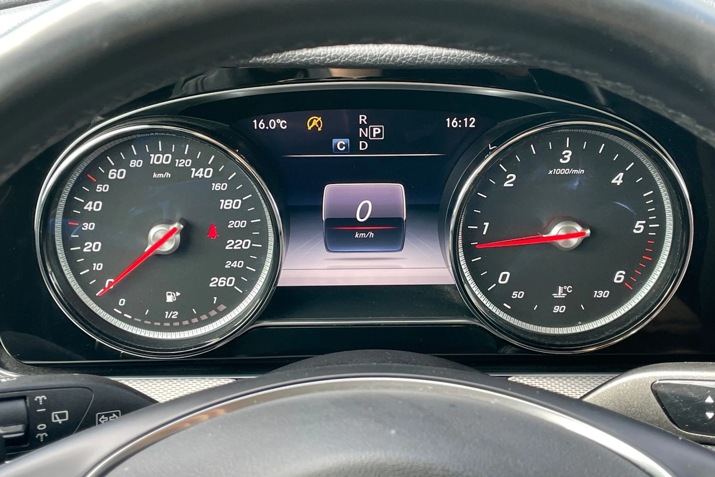Valkoinen Mercedes-Benz E 2018 kuva 22.
